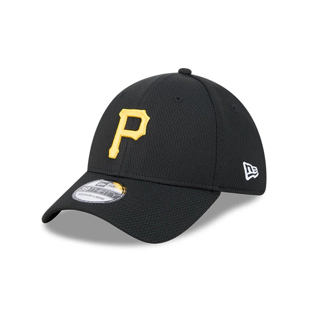 Pittsburgh Pirates MLB Evergreen Black New Era 39THIRTY Stretch Fit Cap, three-quarter view showing the raised yellow embroidered P logo on the front panel, curved visor with a 39THIRTY size sticker, and white New Era flag logo on the left side.