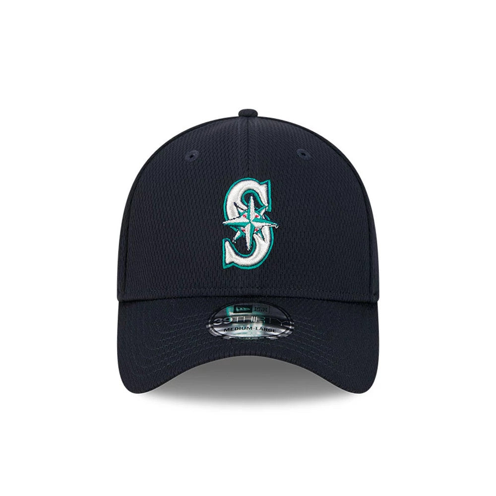 Seattle Mariners MLB Evergreen Navy New Era 39THIRTY Stretch Fit Cap, front view showing the raised team logo in turquoise and white embroidery on the front panel, with a 39THIRTY size sticker on the curved navy visor.