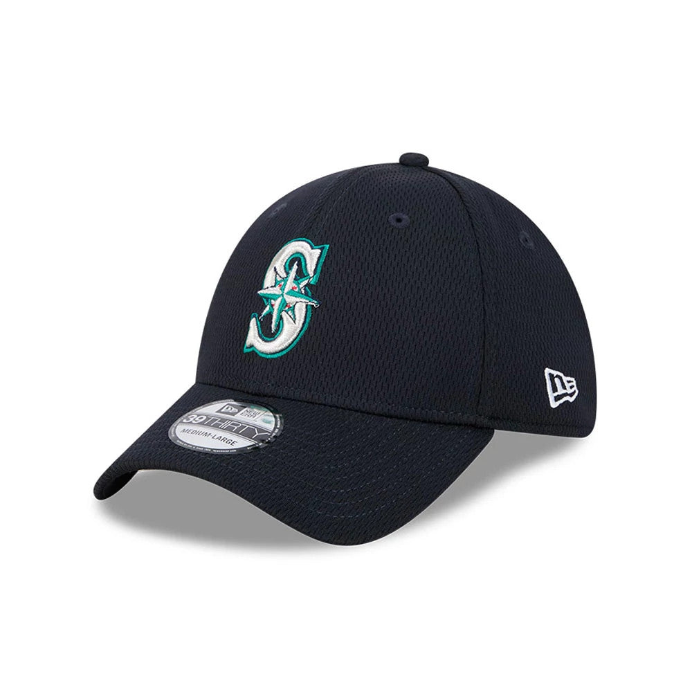 Seattle Mariners MLB Evergreen Navy New Era 39THIRTY Stretch Fit Cap, three-quarter view showing a raised embroidered S logo on the front panel, with a curved visor, 39THIRTY size sticker, and New Era flag logo on the left side.
