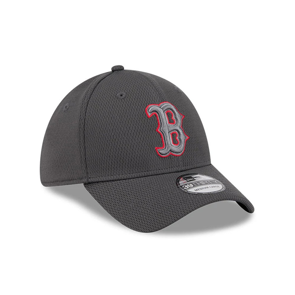Boston Red Sox MLB Evergreen Dark Grey New Era 39THIRTY Stretch Fit Cap, three-quarter view showing the raised red and white embroidered B logo on the front panel, with a curved visor and 39THIRTY size sticker on the top.