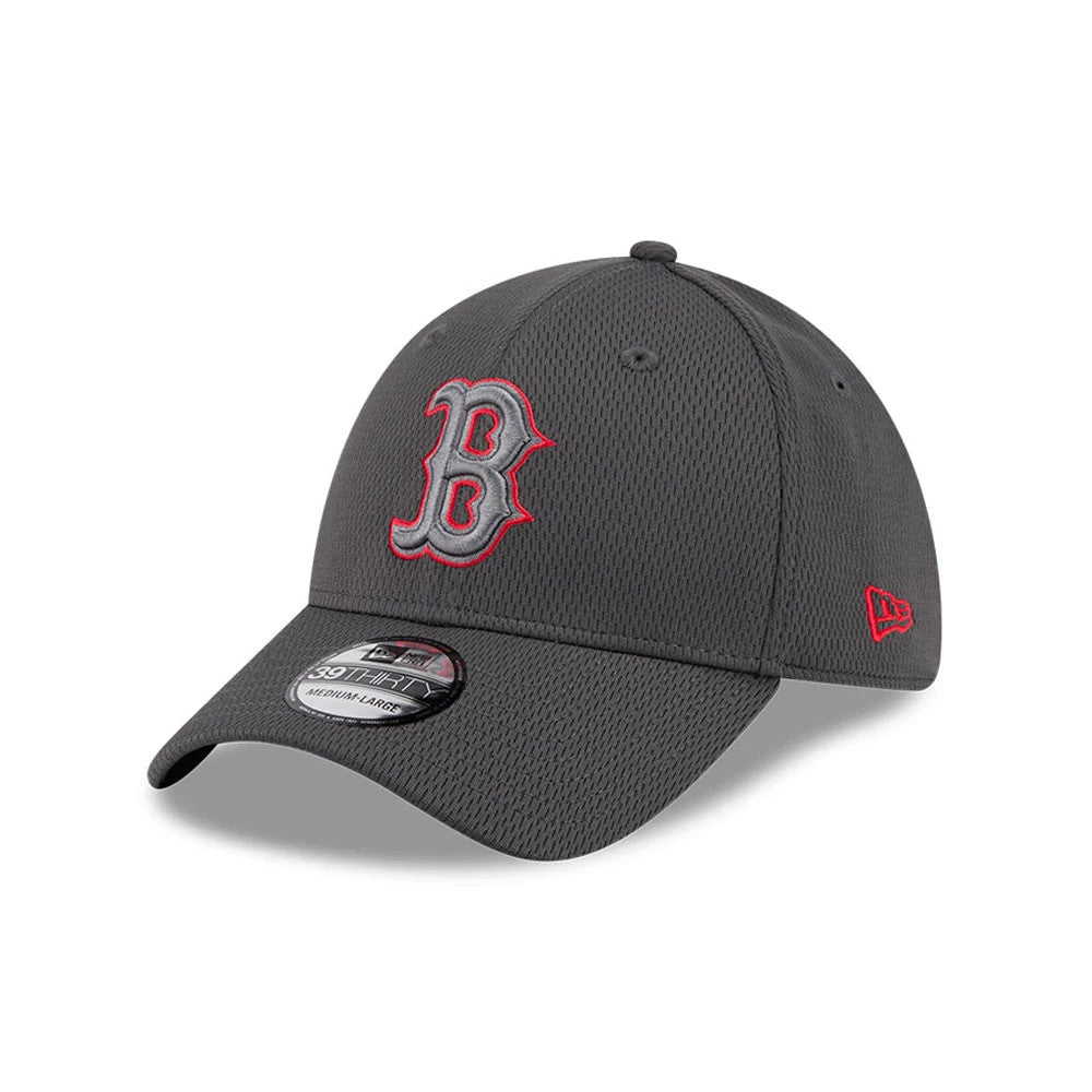Boston Red Sox MLB Evergreen Dark Grey New Era 39THIRTY Stretch Fit Cap, three-quarter view with raised red B logo on the front panel, black 39THIRTY size sticker on the curved visor, and red New Era flag logo on the left side.