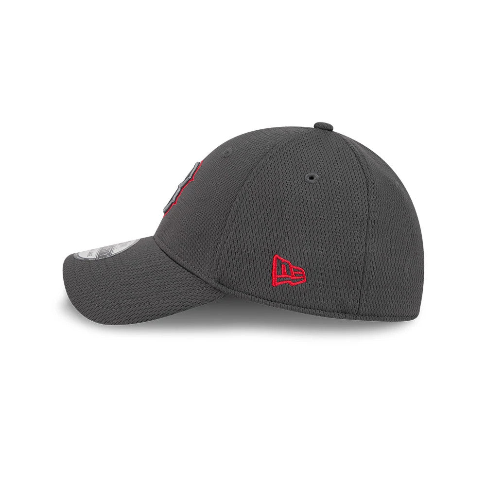 Boston Red Sox MLB Evergreen Dark Grey New Era 39THIRTY Stretch Fit Cap, side view showing the red embroidered New Era flag logo on the left side and textured dark grey crown with a pre-curved visor and 39THIRTY size sticker.