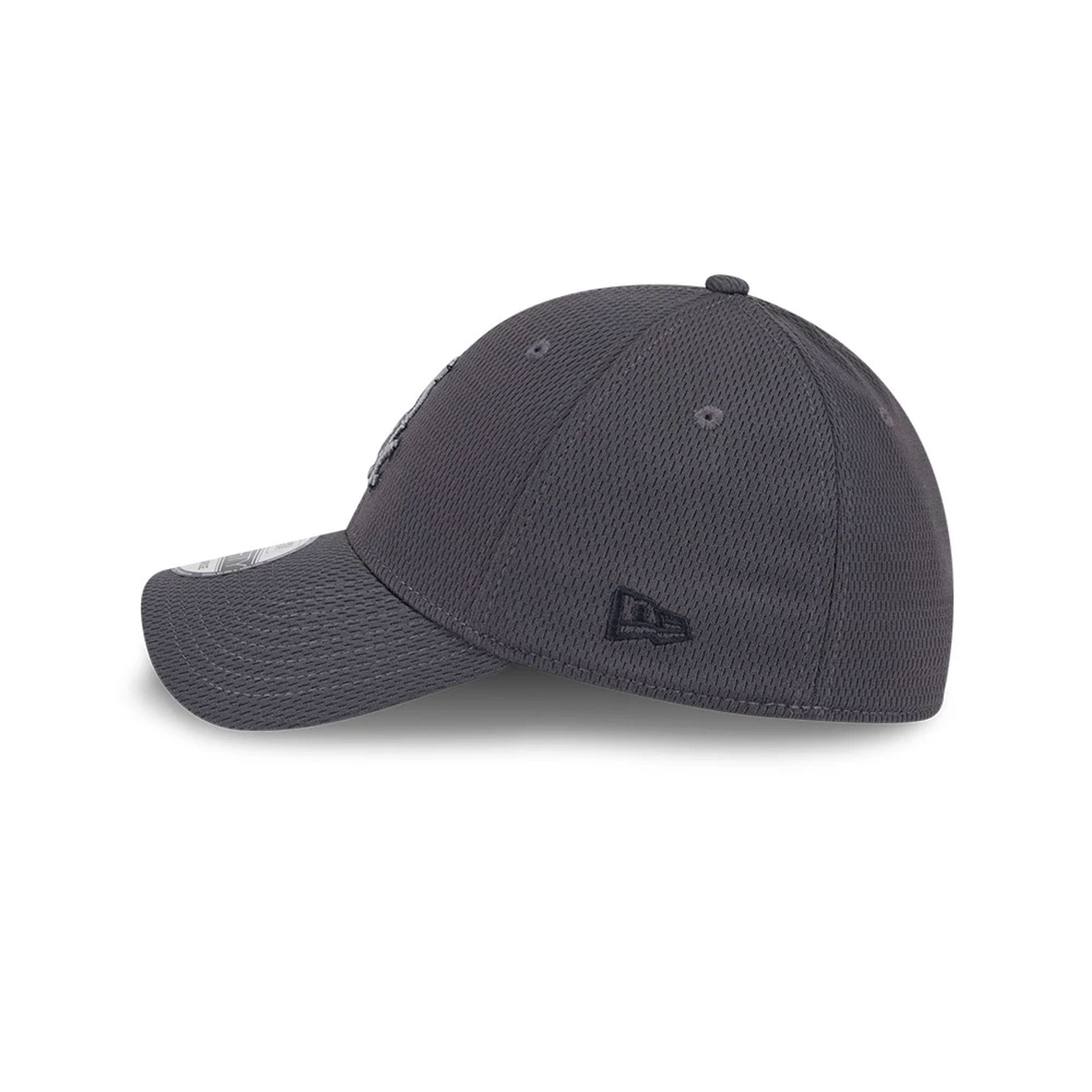 Pictured is this MLB Evergreen Chicago White Sox 39THIRTY Stretch Fit cap in dark grey. 5