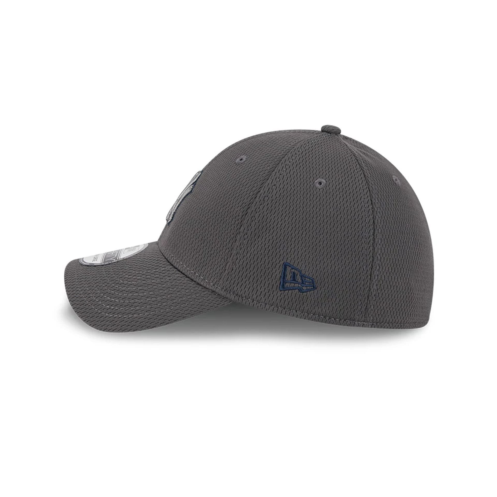 Pictured is this MLB Evergreen New York Yankees 39THIRTY Stretch Fit cap in dark grey. 5