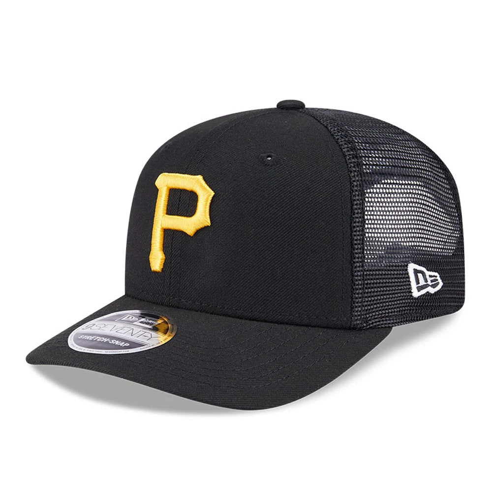 Pittsburgh Pirates MLB Evergreen Black New Era 9SEVENTY Stretch Snap Cap, front view showing the raised yellow P logo on the front panel, curved black visor with a 9SEVENTY size sticker, and mesh back with New Era flag logo on the left side.
