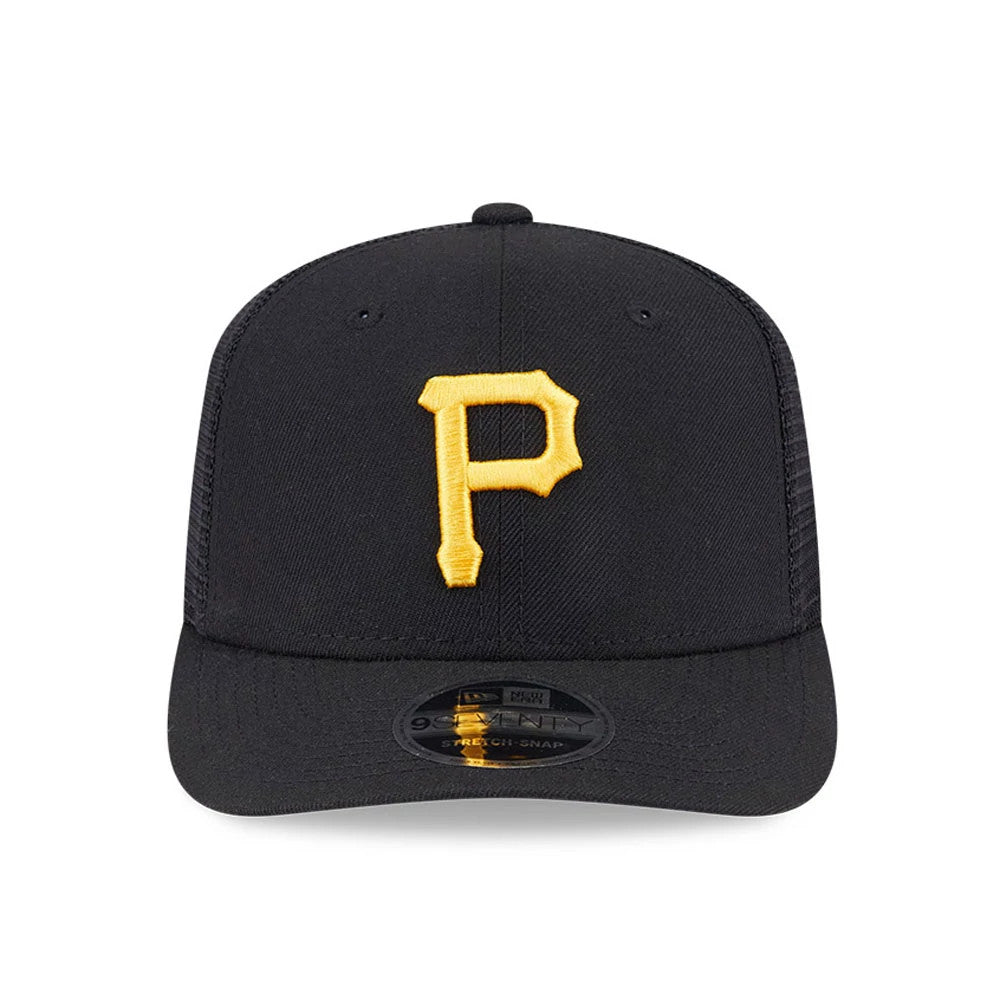 Pittsburgh Pirates MLB Evergreen Black New Era 9SEVENTY Stretch Snap Cap, front view showing raised yellow embroidered P logo on the structured black crown, with a 9SEVENTY size sticker on the visor.