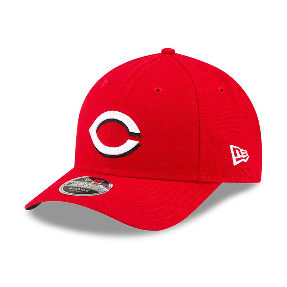 Cincinnati Reds MLB Player Replica Red New Era 9FORTY M-Crown Adjustable Cap, three-quarter view showing the raised embroidered C logo on the front panel, red curved visor with a 9FORTY size sticker, and New Era flag logo on the left side.
