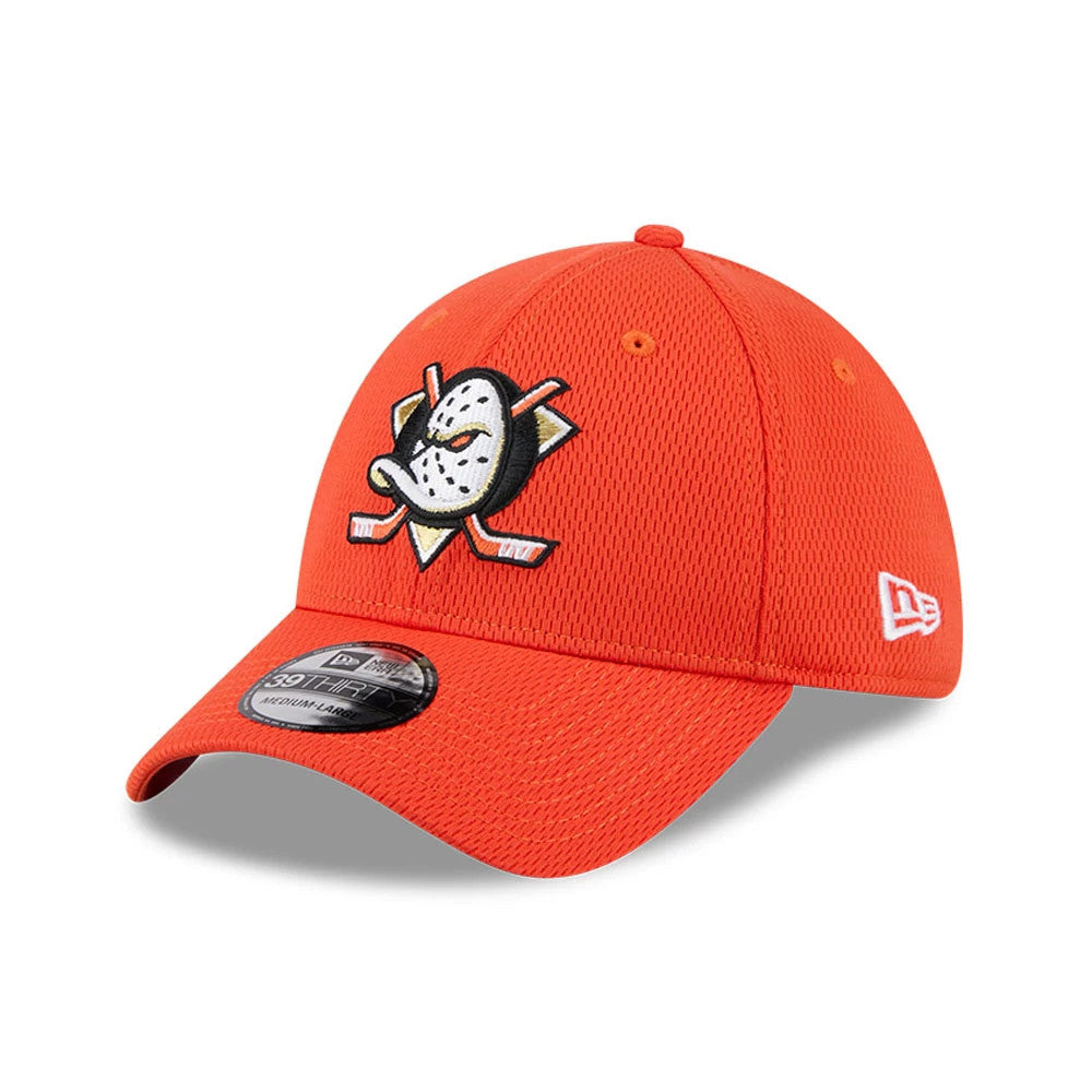 Anaheim Ducks NHL Evergreen Orange New Era 39THIRTY Stretch Fit Cap, three-quarter view with a raised embroidered Ducks logo on the front panel, orange mesh crown, curved visor, and 39THIRTY size sticker, featuring the New Era flag logo on the left side.