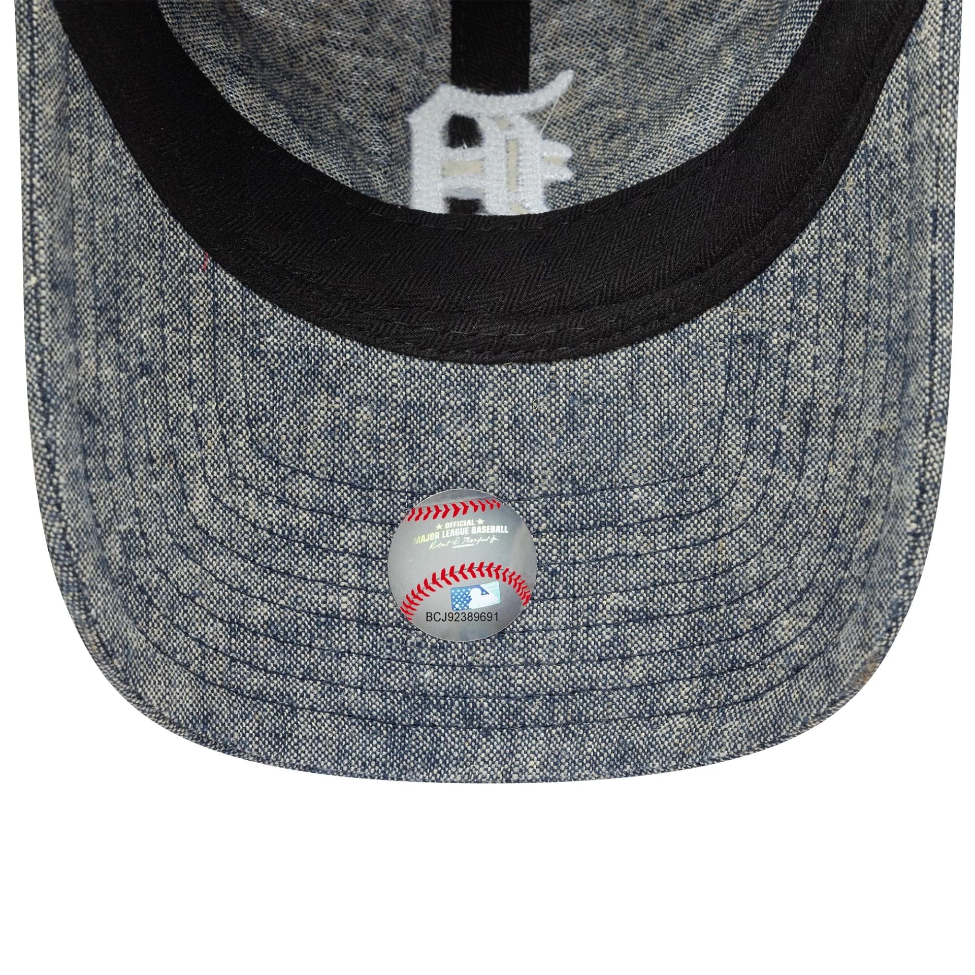 This is a Detroit Tigers MLB Linen Navy 9TWENTY Adjustable Cap 5