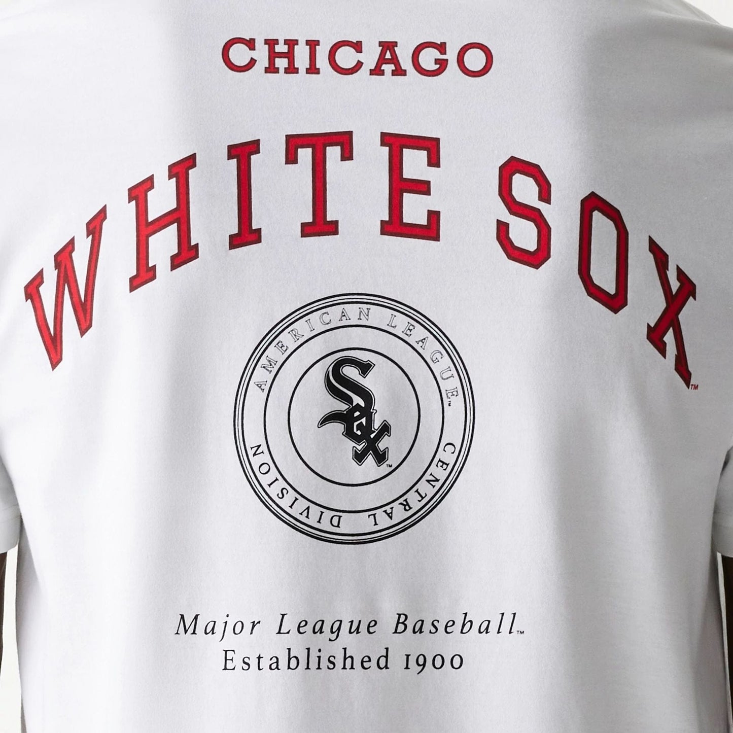The Male model is wearing Chicago White Sox MLB Arch Graphic White T-Shirt 6