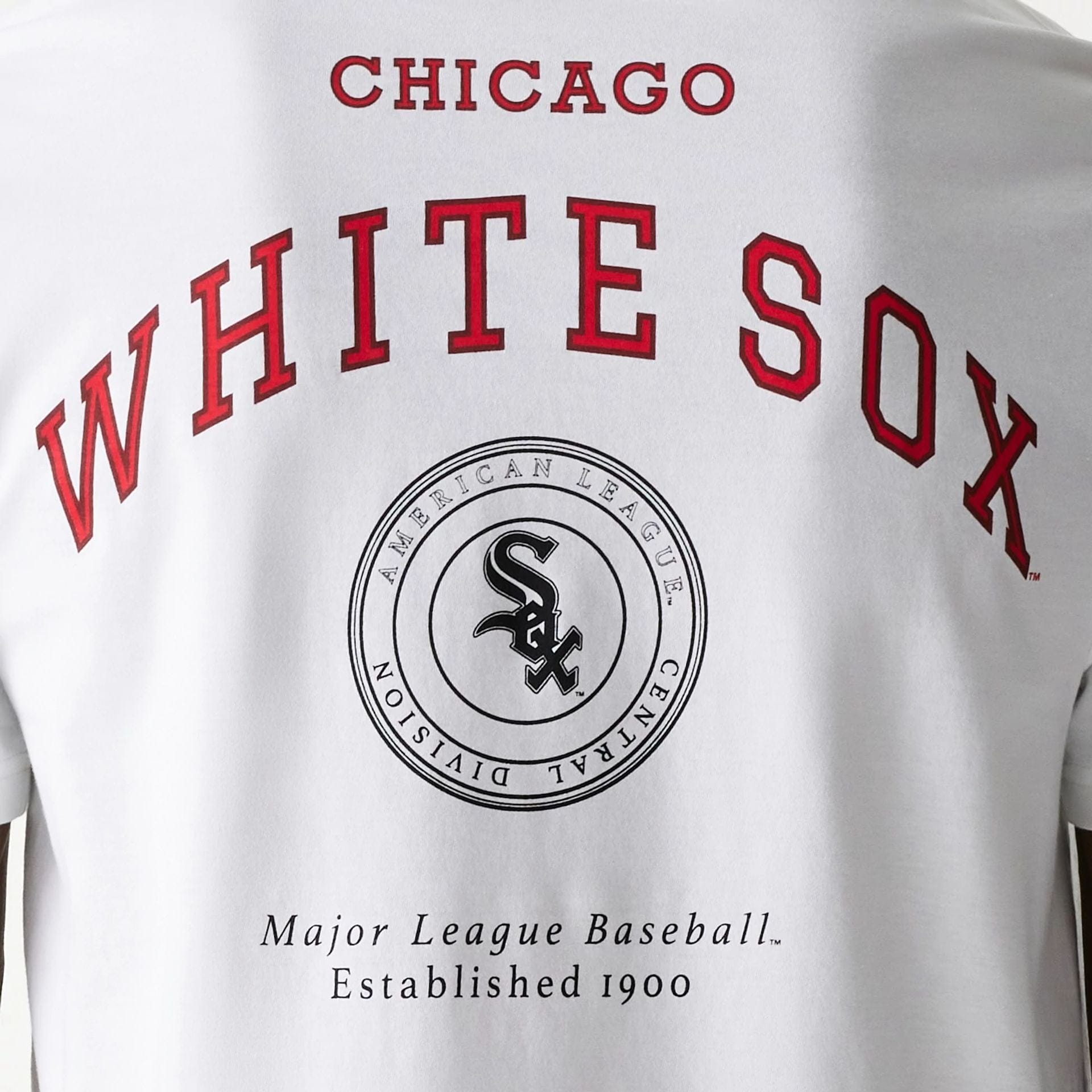 The Male model is wearing Chicago White Sox MLB Arch Graphic White T-Shirt 6