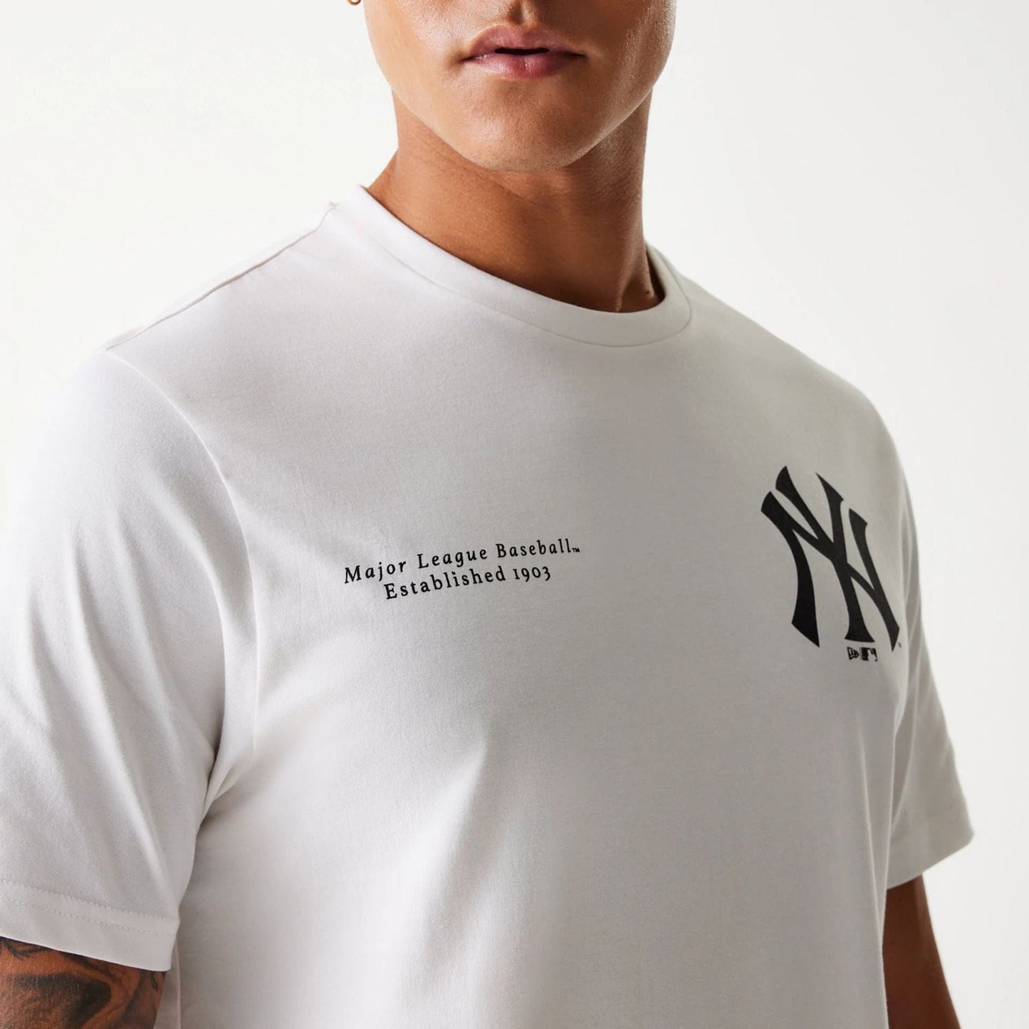 The Male model is wearing New York Yankees MLB Arch Graphic Open White T-Shirt 5