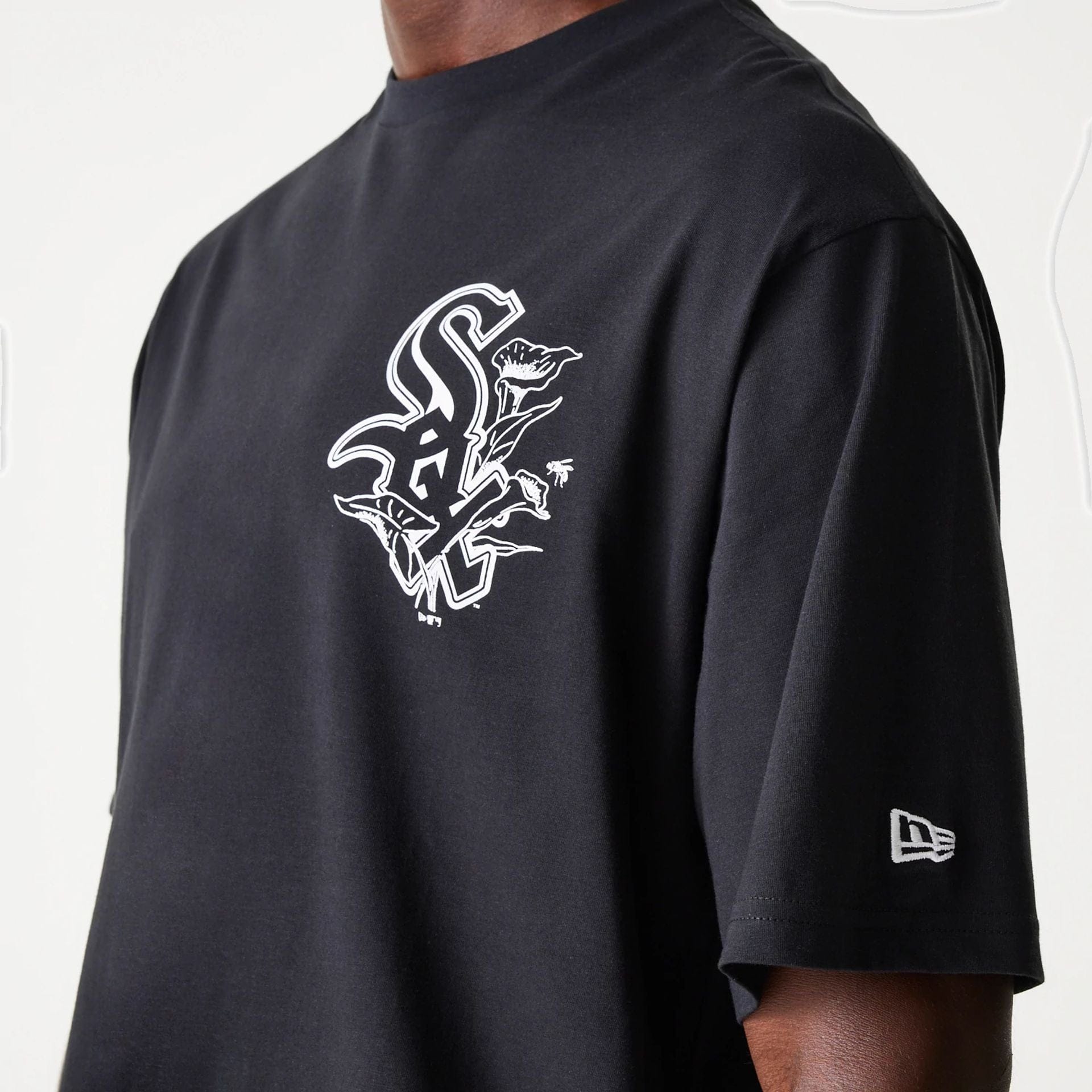 The Male model is wearing Chicago White Sox MLB Floral Graphic Black Oversized T-Shirt 3