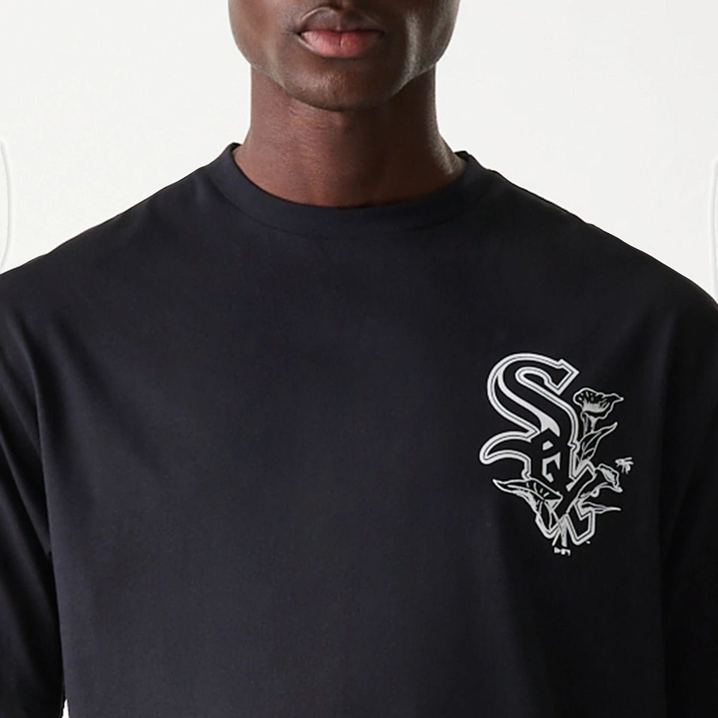 The Male model is wearing Chicago White Sox MLB Floral Graphic Black Oversized T-Shirt 7
