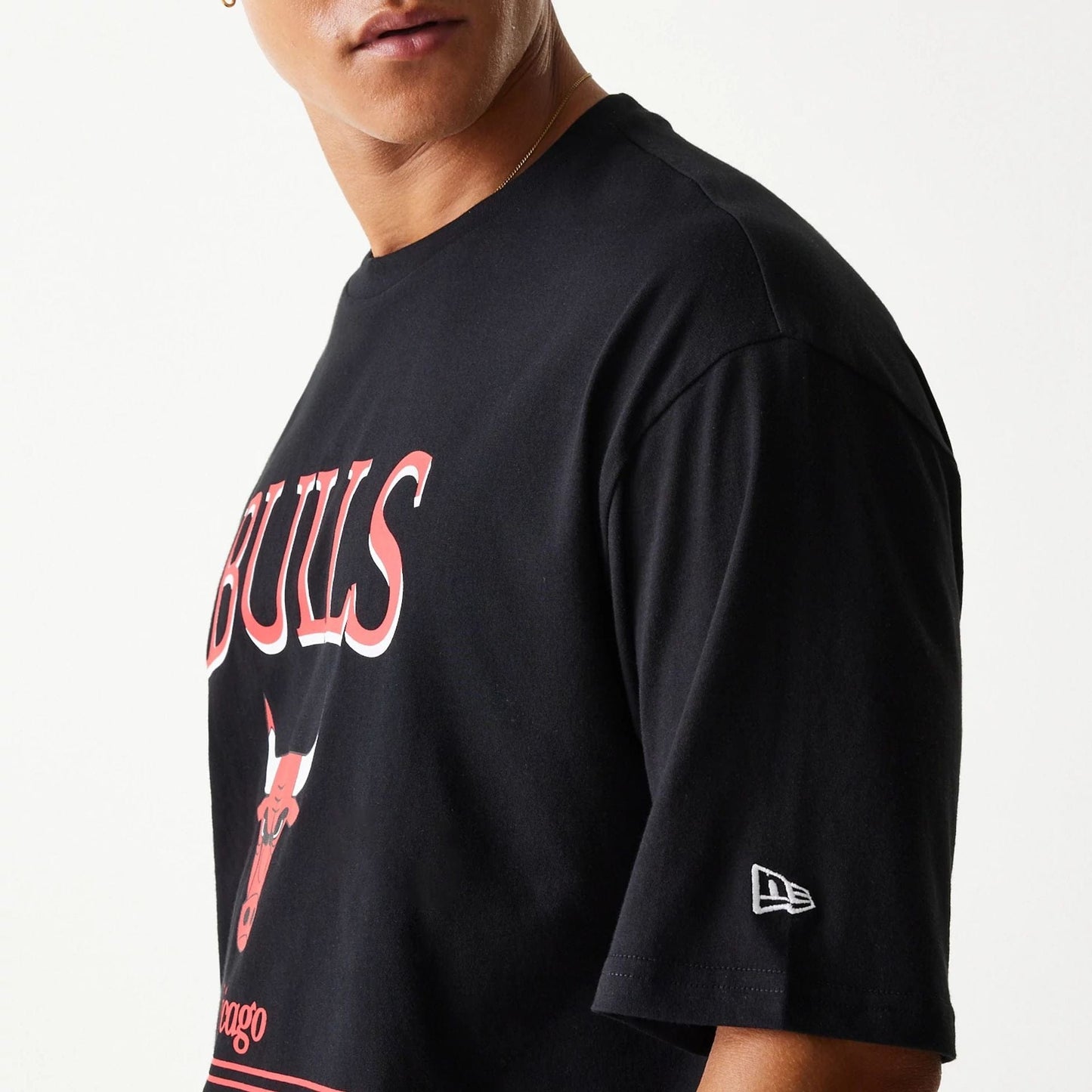 The Male model is wearing Chicago Bulls NBA Team Graphic Black Oversized T-Shirt 6