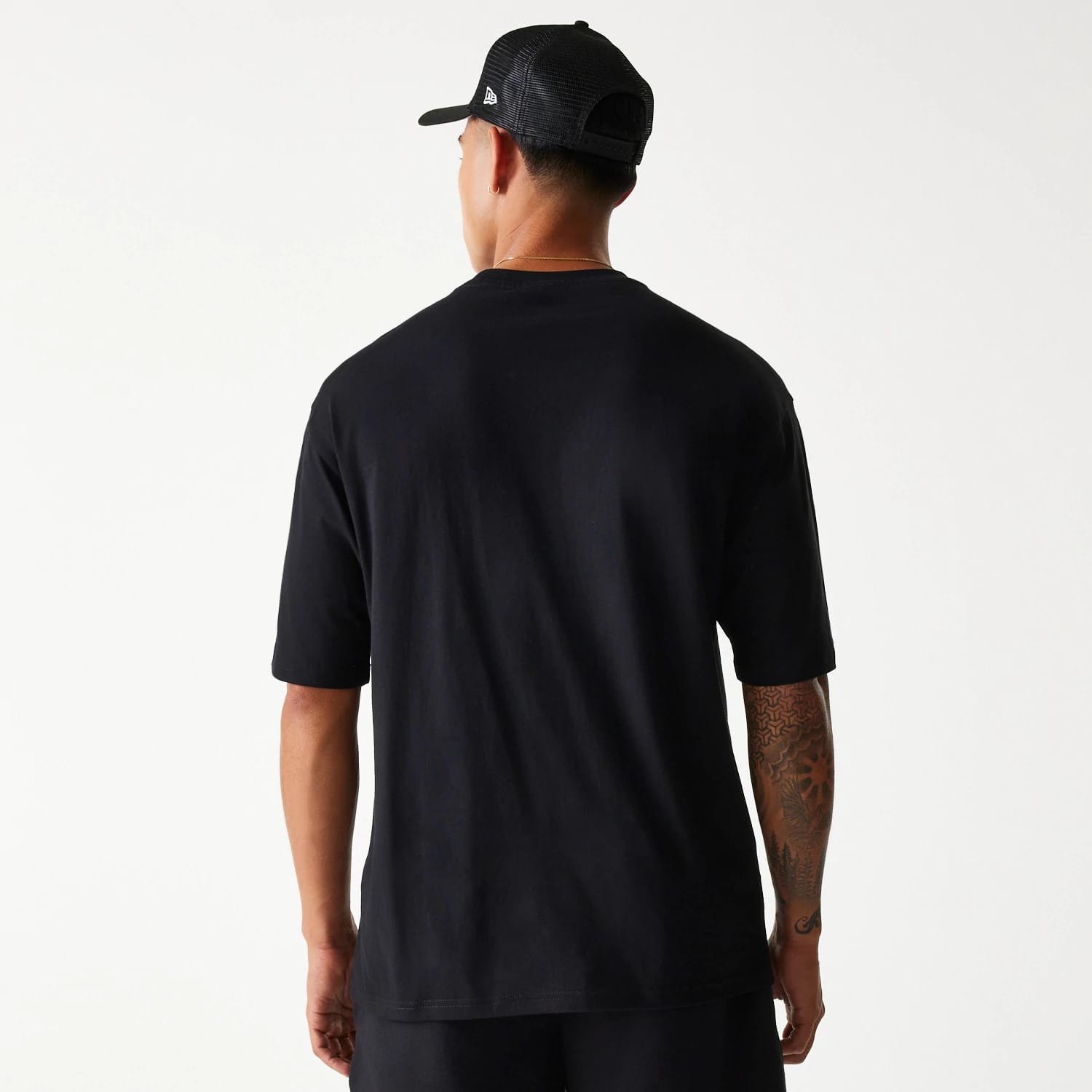 The Male model is wearing Chicago Bulls NBA Team Graphic Black Oversized T-Shirt 2