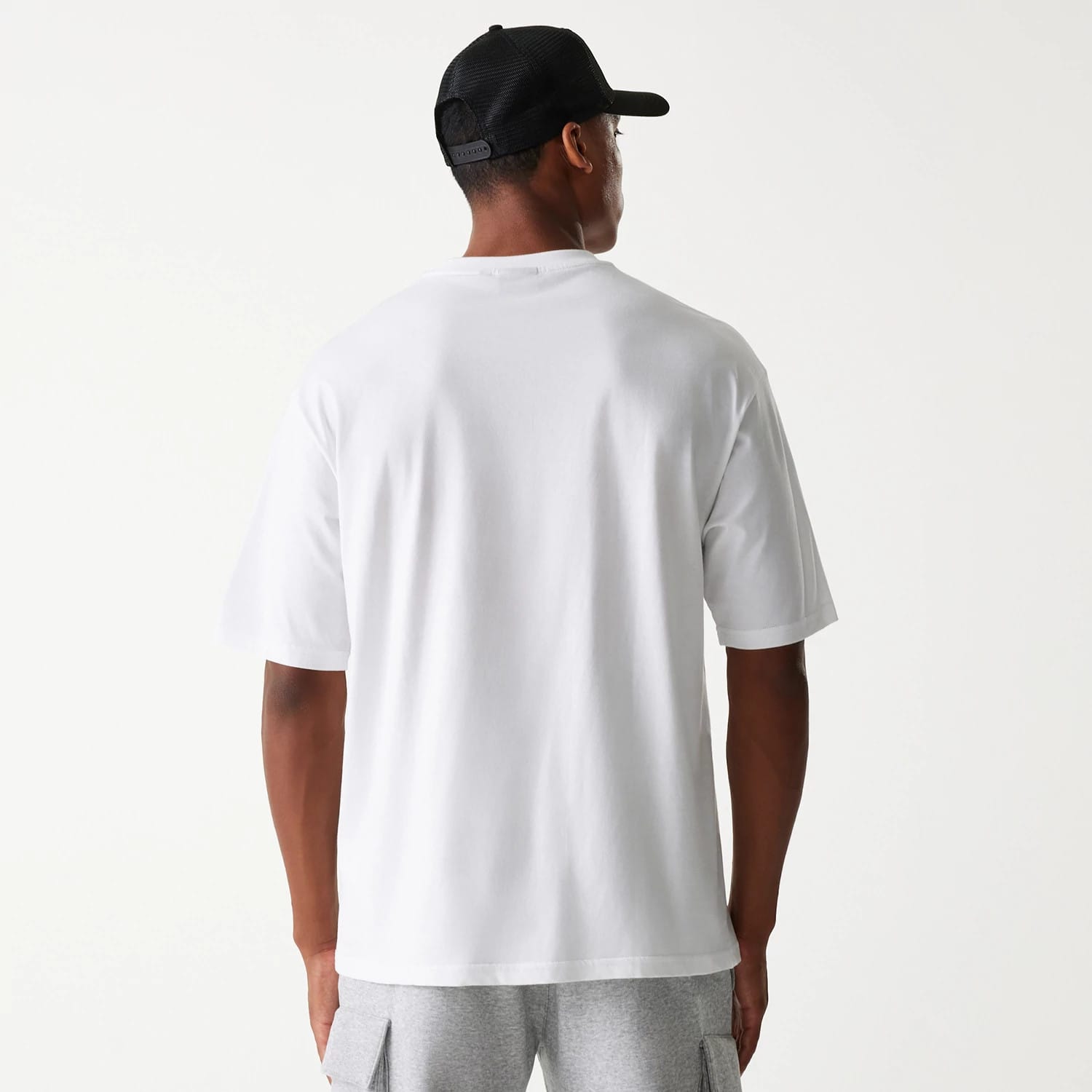 The Male model is wearing Chicago Bulls NBA Team Graphic White Oversized T-Shirt 2