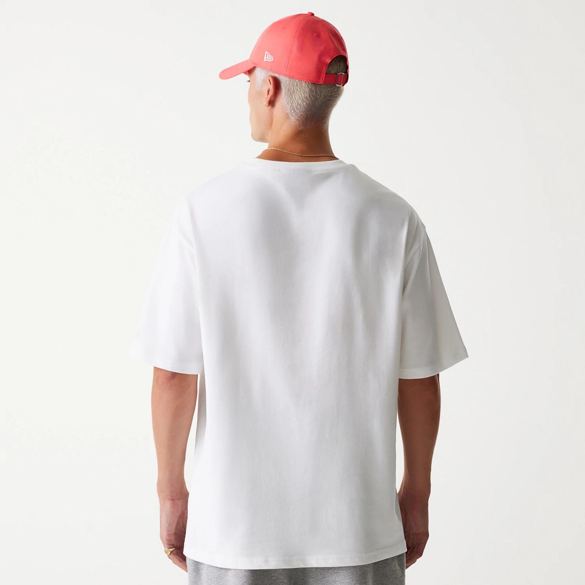 The Male model is wearing New York Yankees MLB World Series White Oversized T-Shirt 2