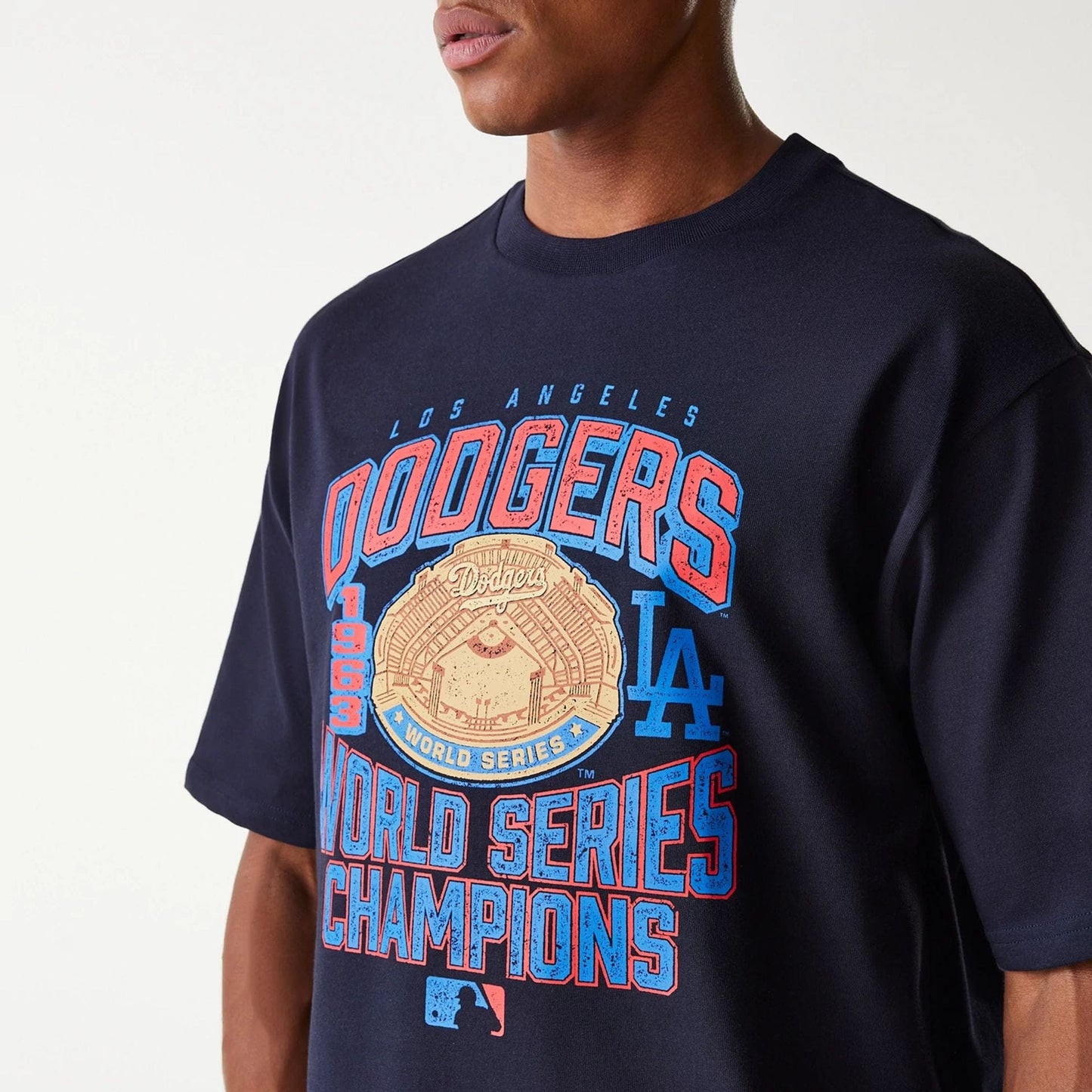 The Male model is wearing LA Dodgers MLB World Series Navy Oversized T-Shirt 5