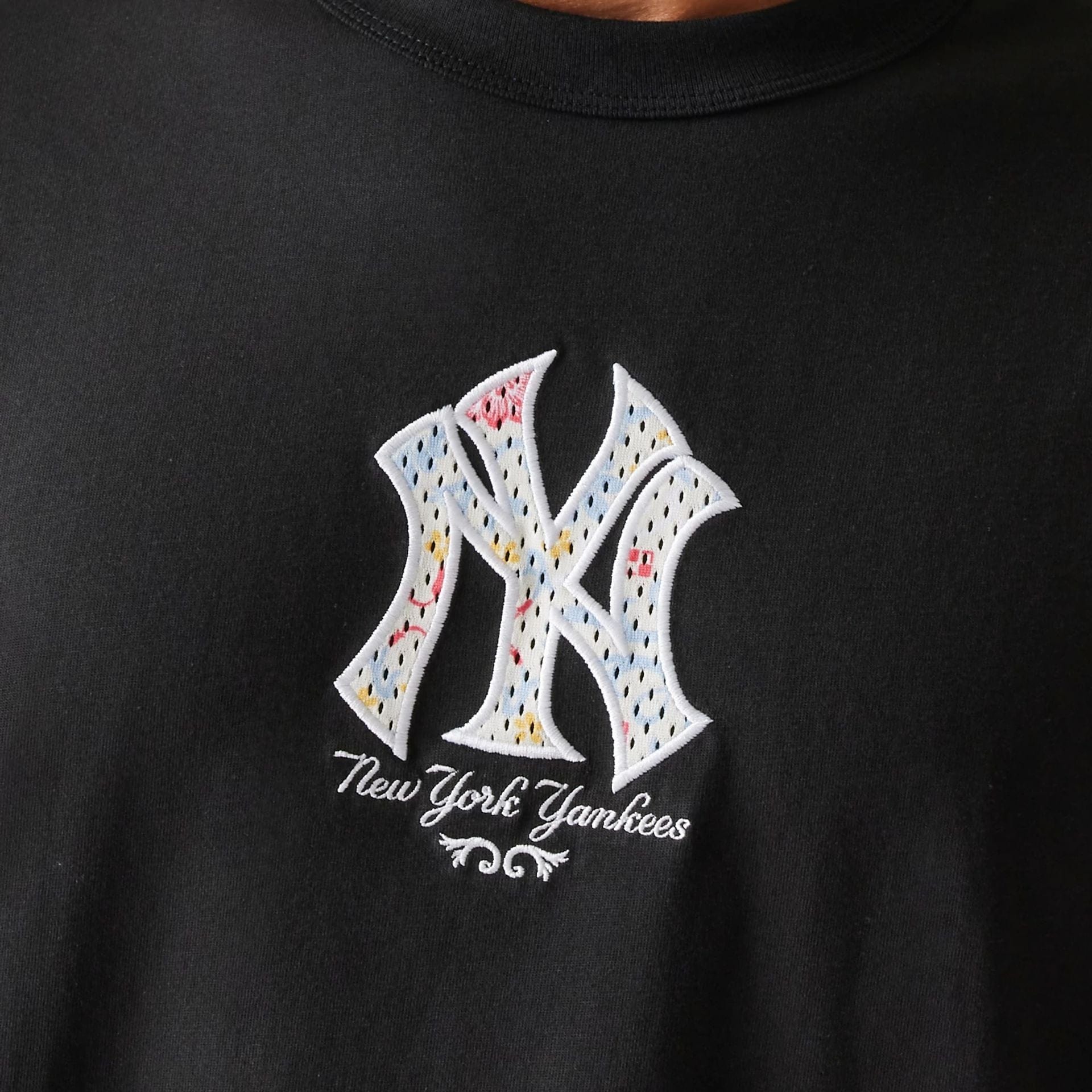 The Male model is wearing New York Yankees MLB Infill Black Oversized T-Shirt 5