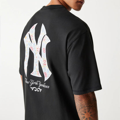 The Male model is wearing New York Yankees MLB Infill Black Oversized T-Shirt 3
