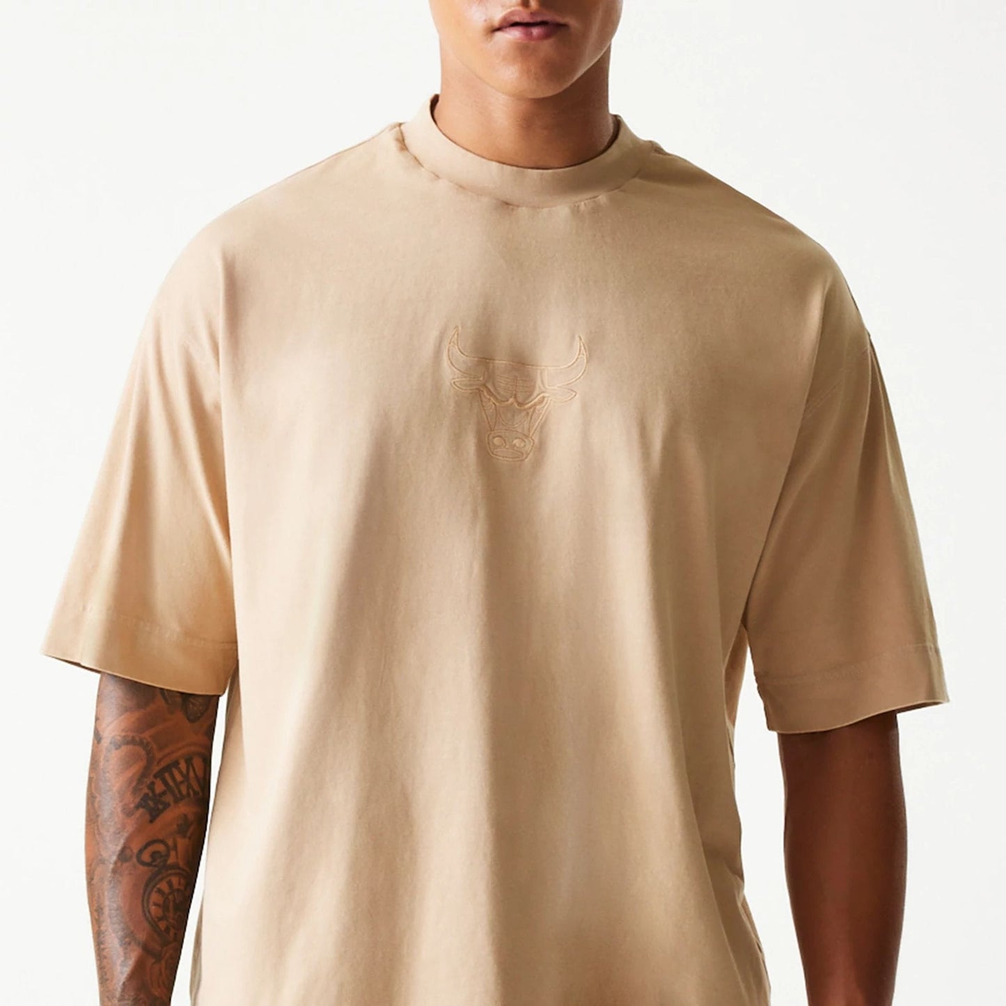 The Male model is wearing Chicago Bulls NBA Washed Beige Box T-Shirt 3