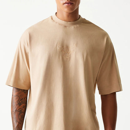 The Male model is wearing Chicago Bulls NBA Washed Beige Box T-Shirt 3