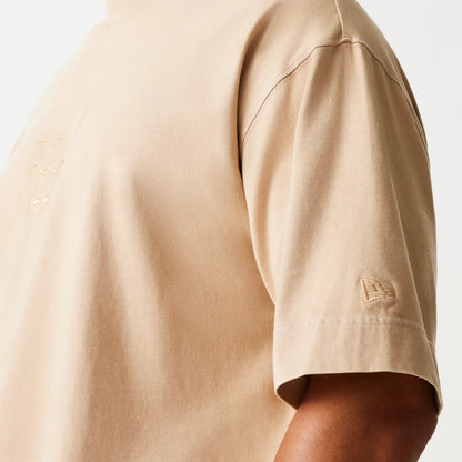The Male model is wearing Chicago Bulls NBA Washed Beige Box T-Shirt 5