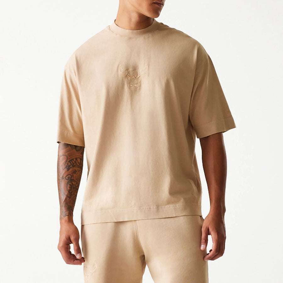 The Male model is wearing Chicago Bulls NBA Washed Beige Box T-Shirt 6