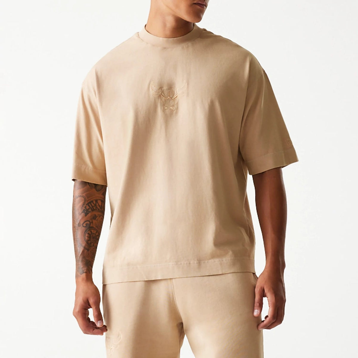 The Male model is wearing Chicago Bulls NBA Washed Beige Box T-Shirt 6