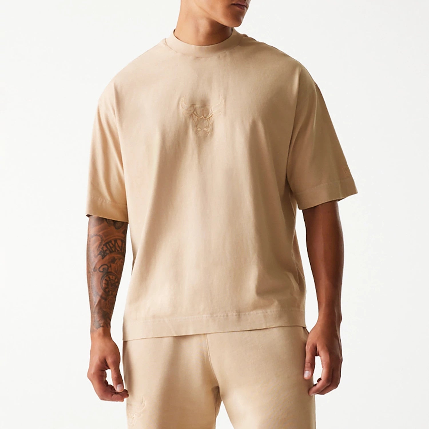 The Male model is wearing Chicago Bulls NBA Washed Beige Box T-Shirt 6
