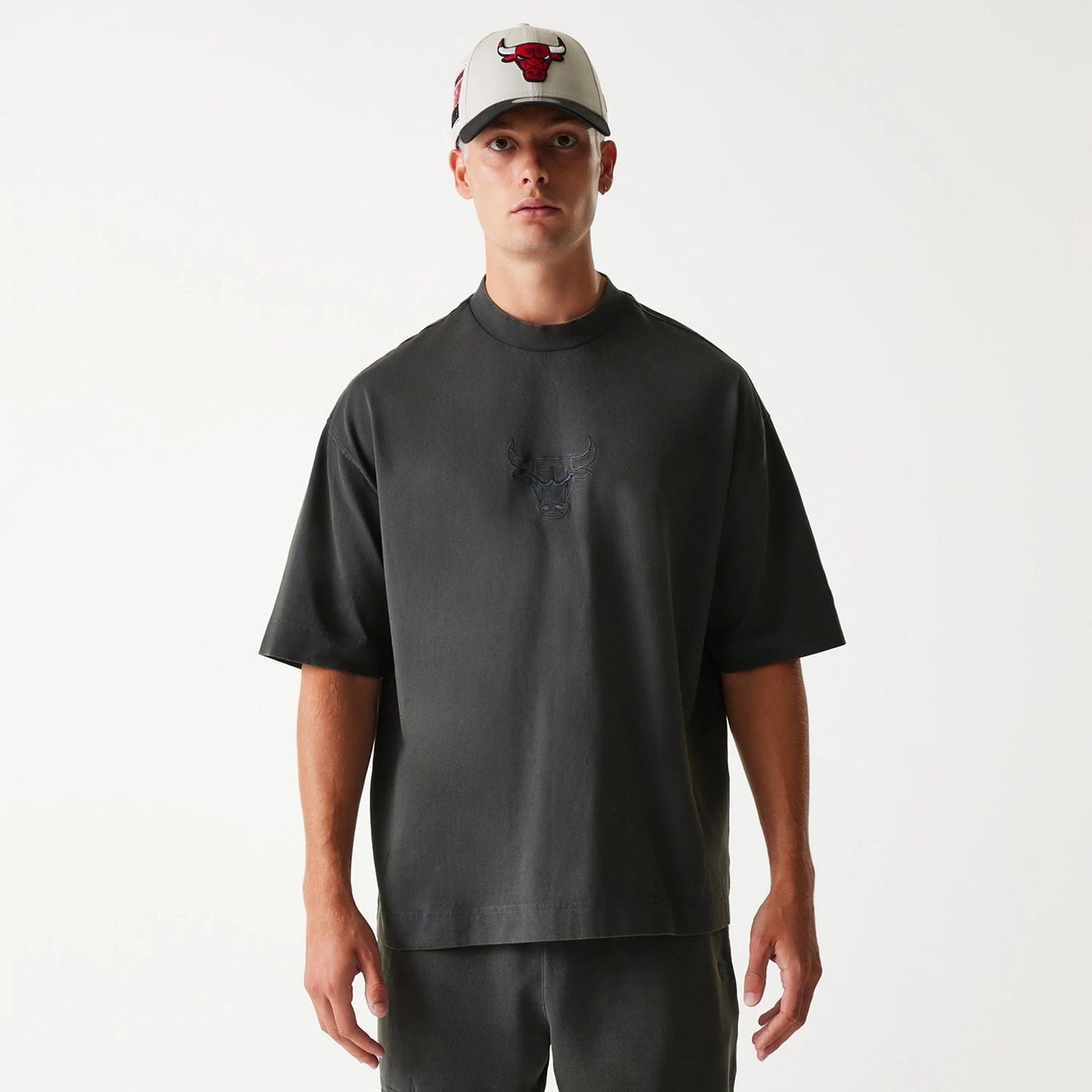 The Male model is wearing Chicago Bulls NBA Washed Grey Box T-Shirt 1