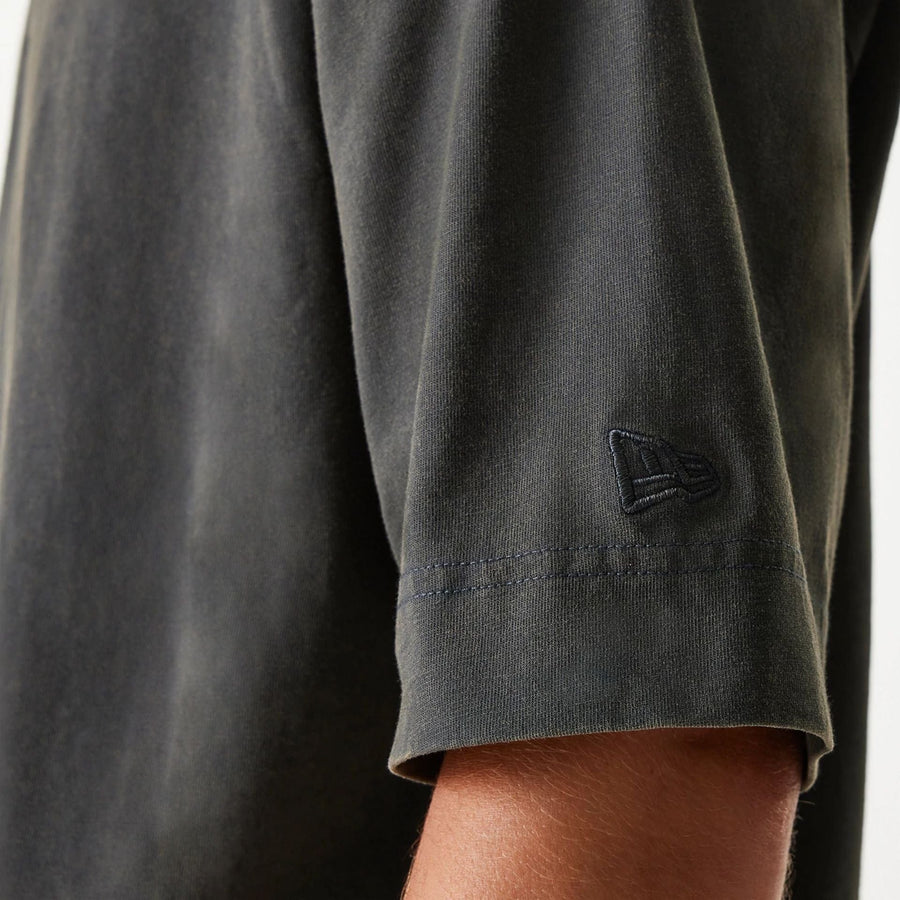 The Male model is wearing Chicago Bulls NBA Washed Grey Box T-Shirt 5