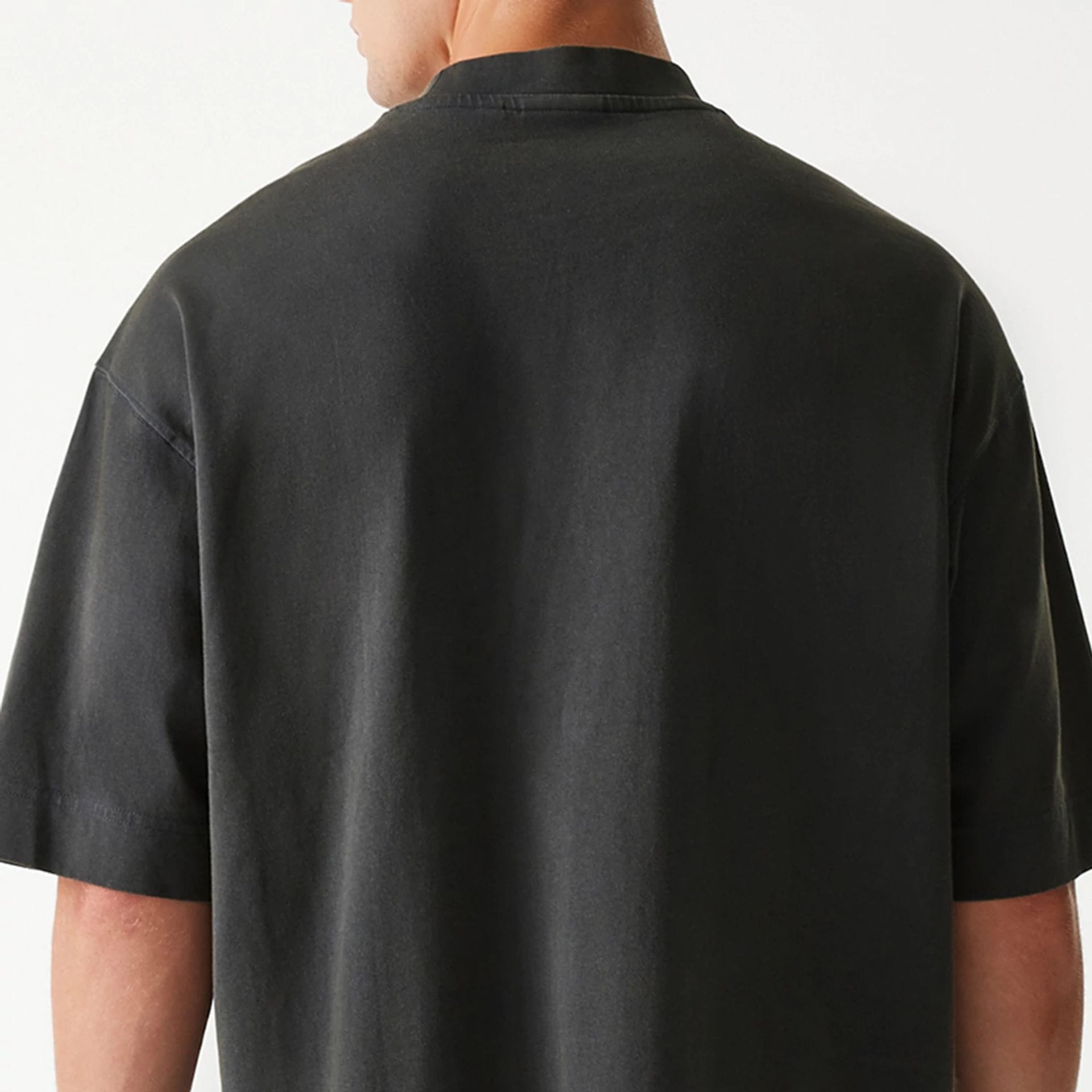 The Male model is wearing Chicago Bulls NBA Washed Grey Box T-Shirt 7