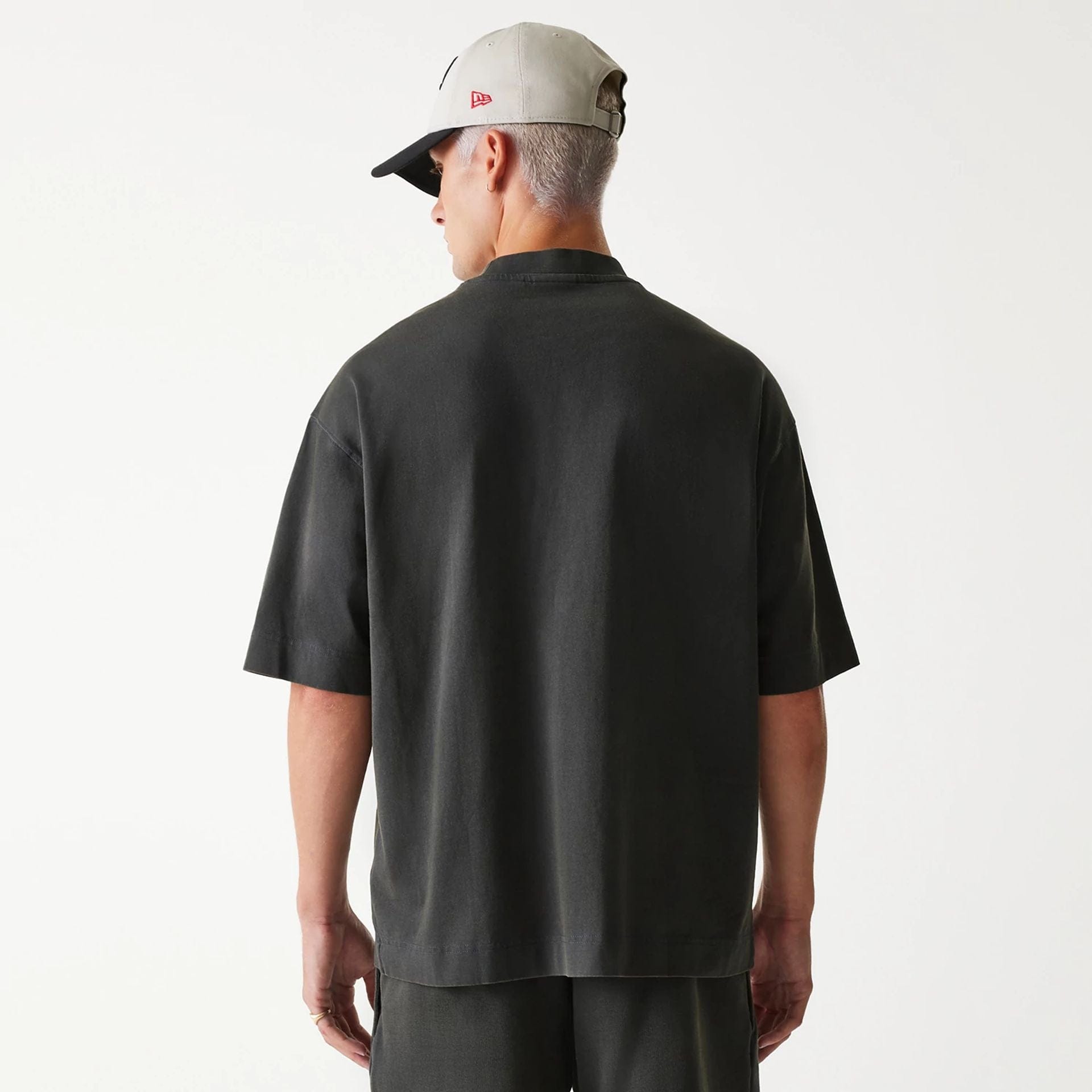 The Male model is wearing Chicago Bulls NBA Washed Grey Box T-Shirt 2