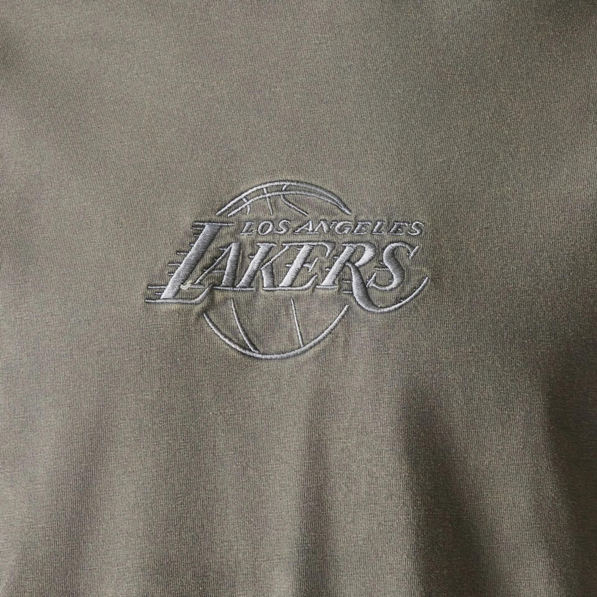 The Male model is wearing LA Lakers NBA Washed Grey Box T-Shirt 4