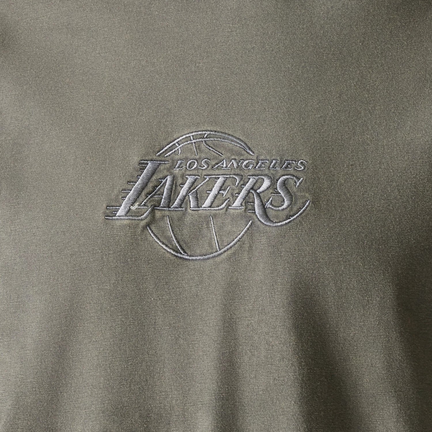 The Male model is wearing LA Lakers NBA Washed Grey Box T-Shirt 4