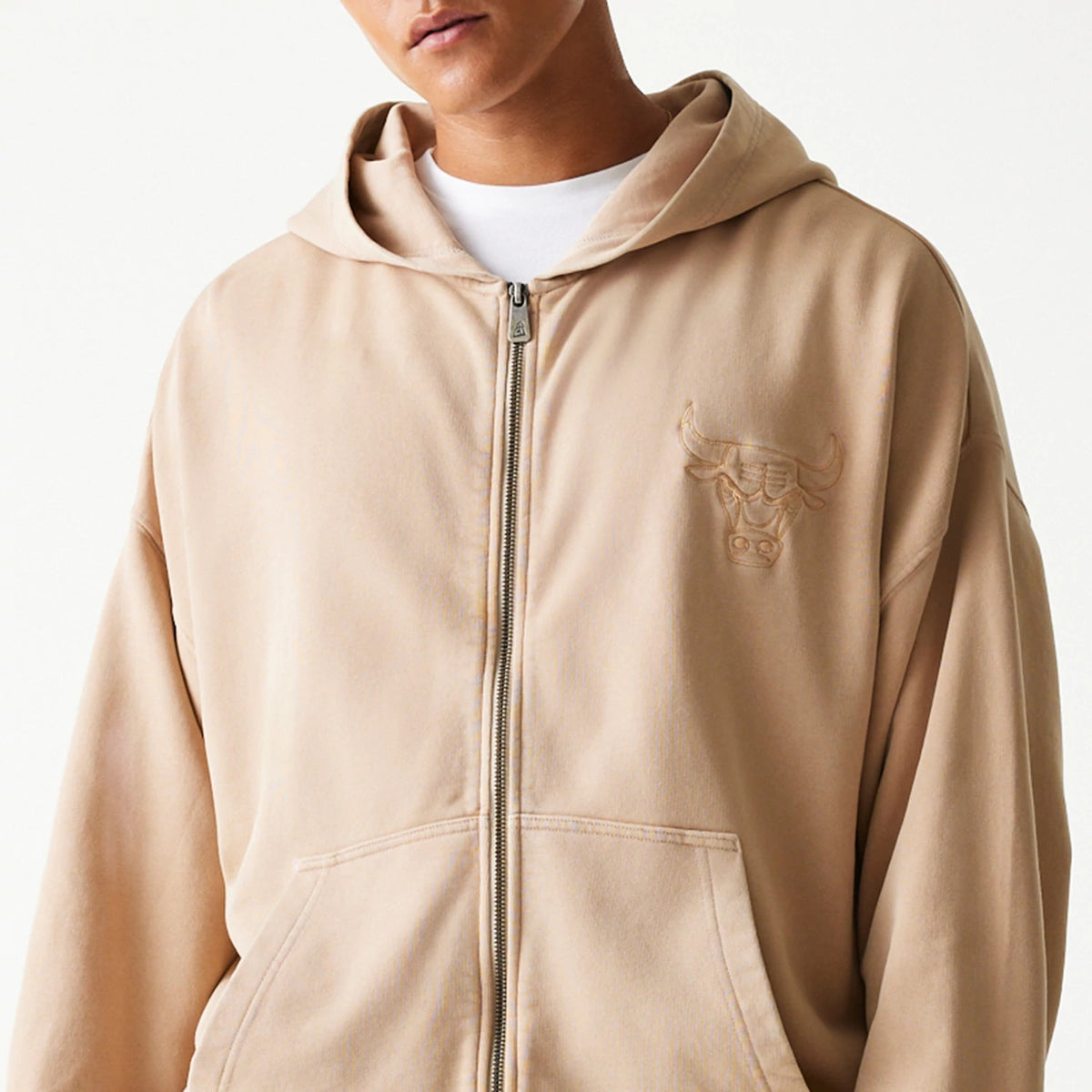 New Era Chicago Bulls NBA Washed Beige Full Zip Hoodie, front view featuring a beige zip closure down the centre, a raised Chicago Bulls logo on the left chest, a hood, and front pockets.