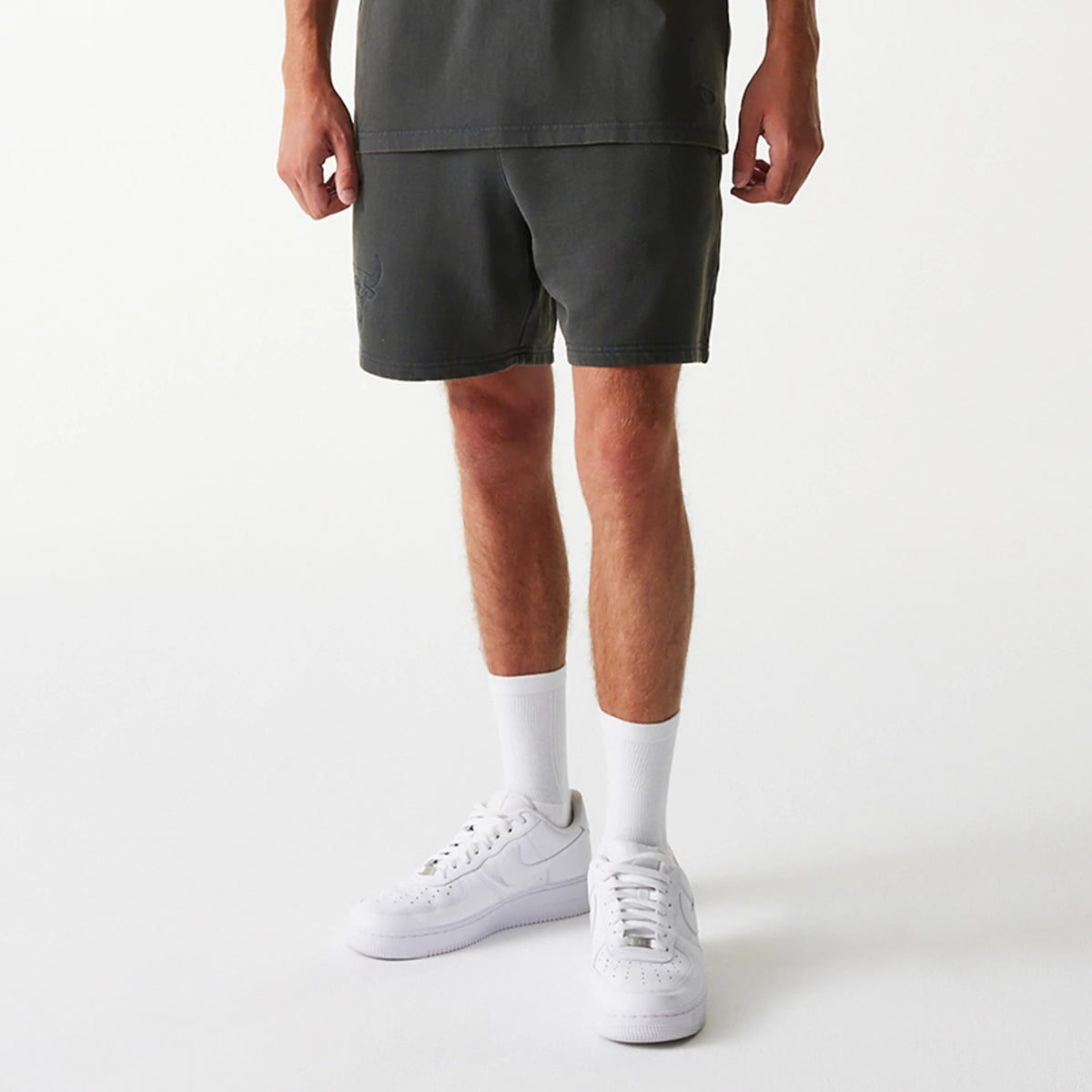 New Era Chicago Bulls NBA Washed Grey Shorts, front view showing the washed grey fabric with a debossed Chicago Bulls logo on the left leg, an elastic waistband and a loose fit above the knee.