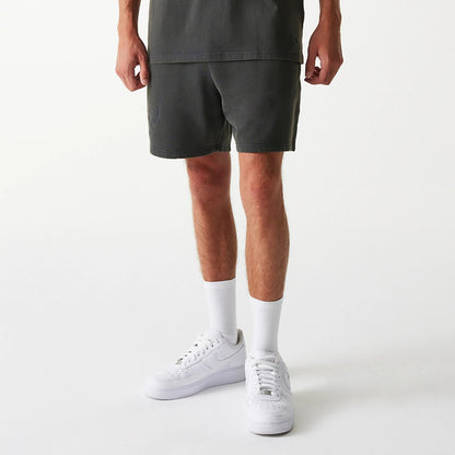 New Era Chicago Bulls NBA Washed Grey Shorts, front view showing the washed grey fabric with a debossed Chicago Bulls logo on the left leg, an elastic waistband and a loose fit above the knee.