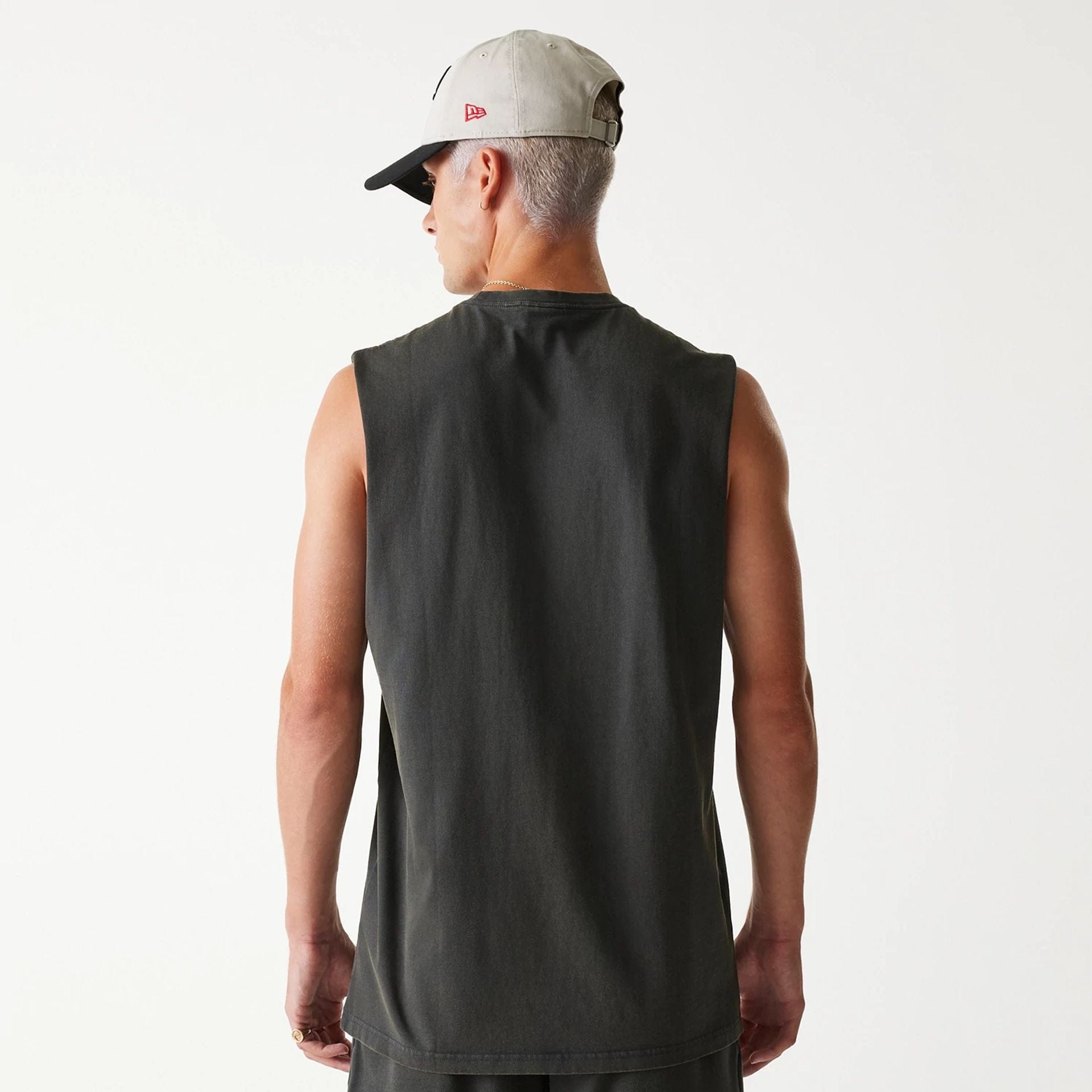 The Male model is wearing Chicago Bulls NBA Washed Grey Sleeveless T-Shirt 2