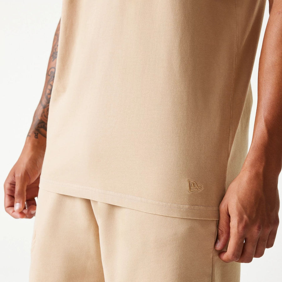 The Male model is wearing Chicago Bulls NBA Washed Beige Sleeveless T-Shirt 5