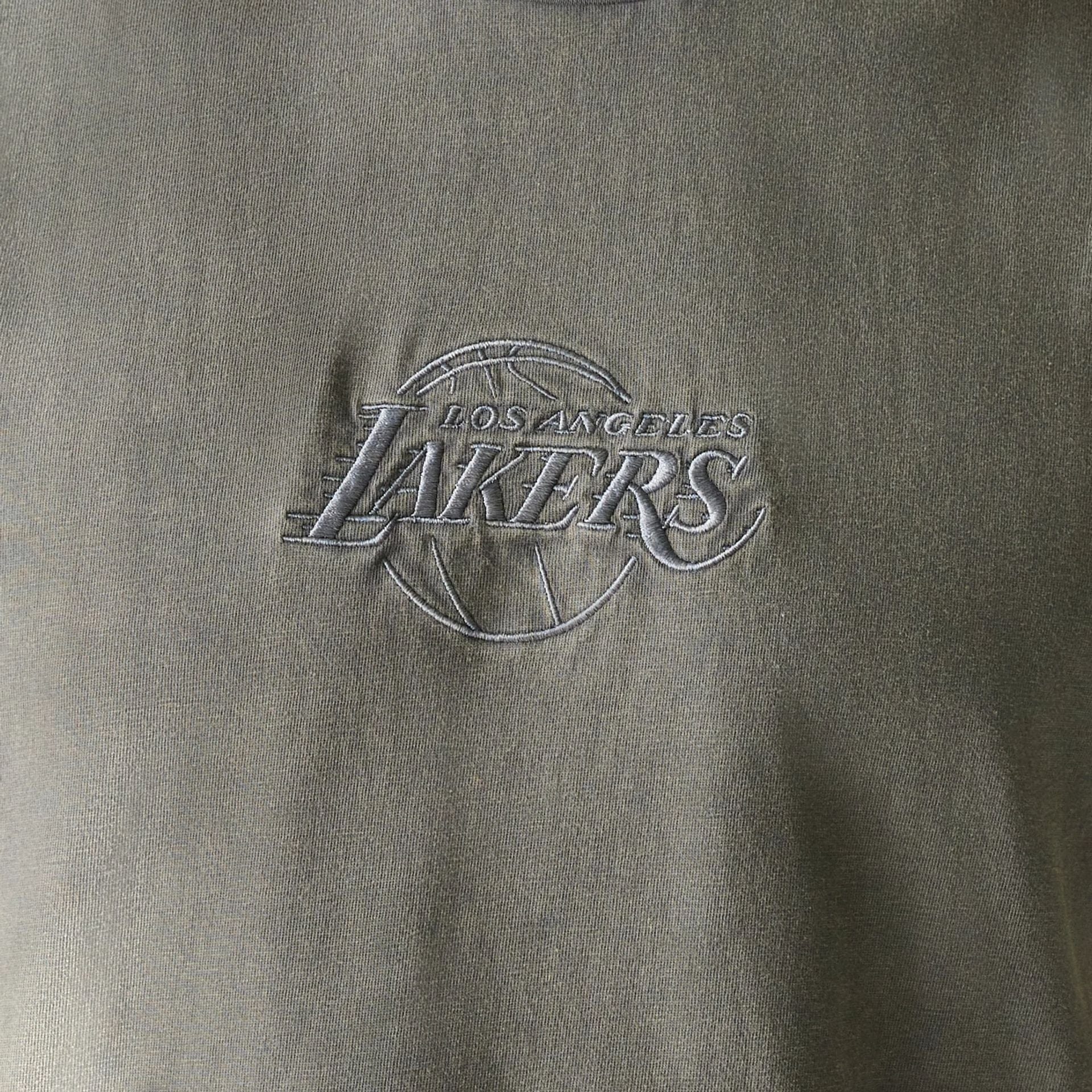 The Male model is wearing LA Lakers NBA Washed Grey Sleeveless T-Shirt 7