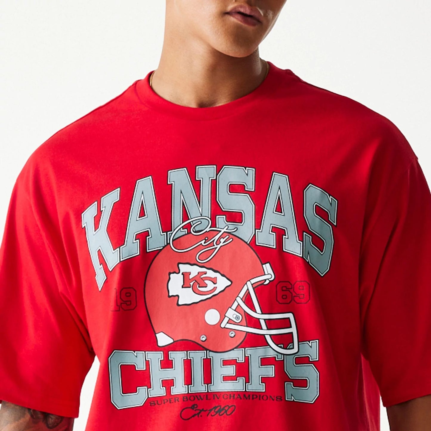 The Male model is wearing Kansas City Chiefs NFL Helmet Red Oversized T-Shirt 5