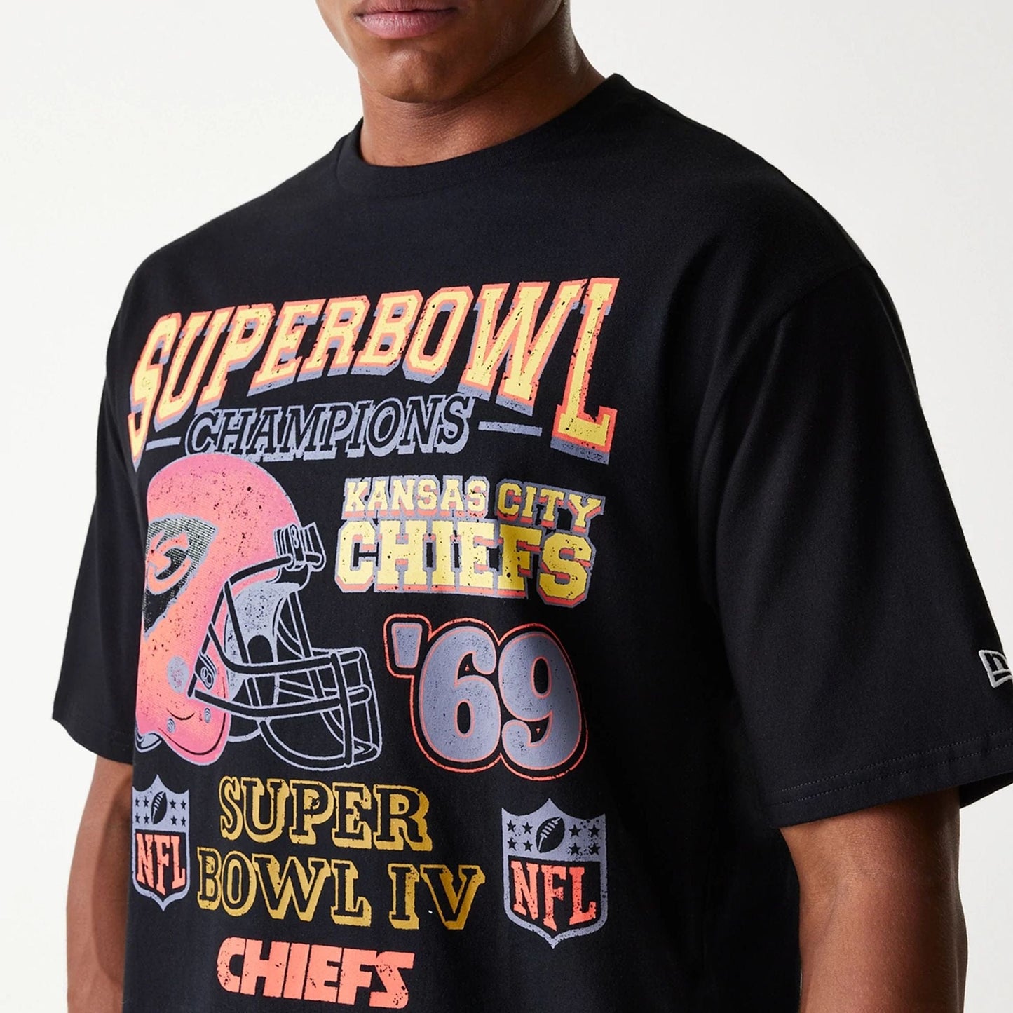 The Male model is wearing Kansas City Chiefs NFL Super Bowl Black Oversized T-Shirt 5