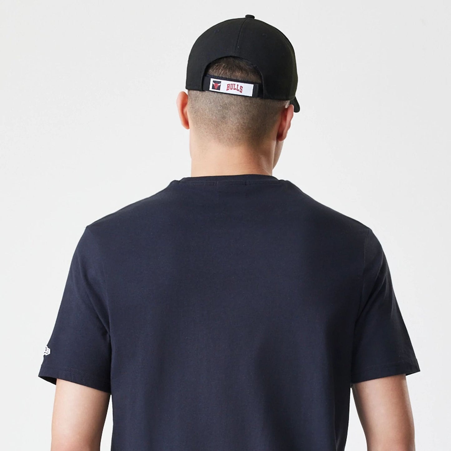 The Male model is wearing Chicago Bulls NBA Logo Black T-Shirt 7