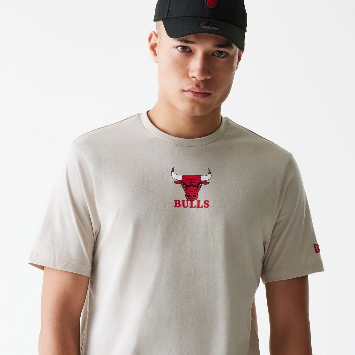 The Male model is wearing Chicago Bulls NBA Logo Cream T-Shirt 4