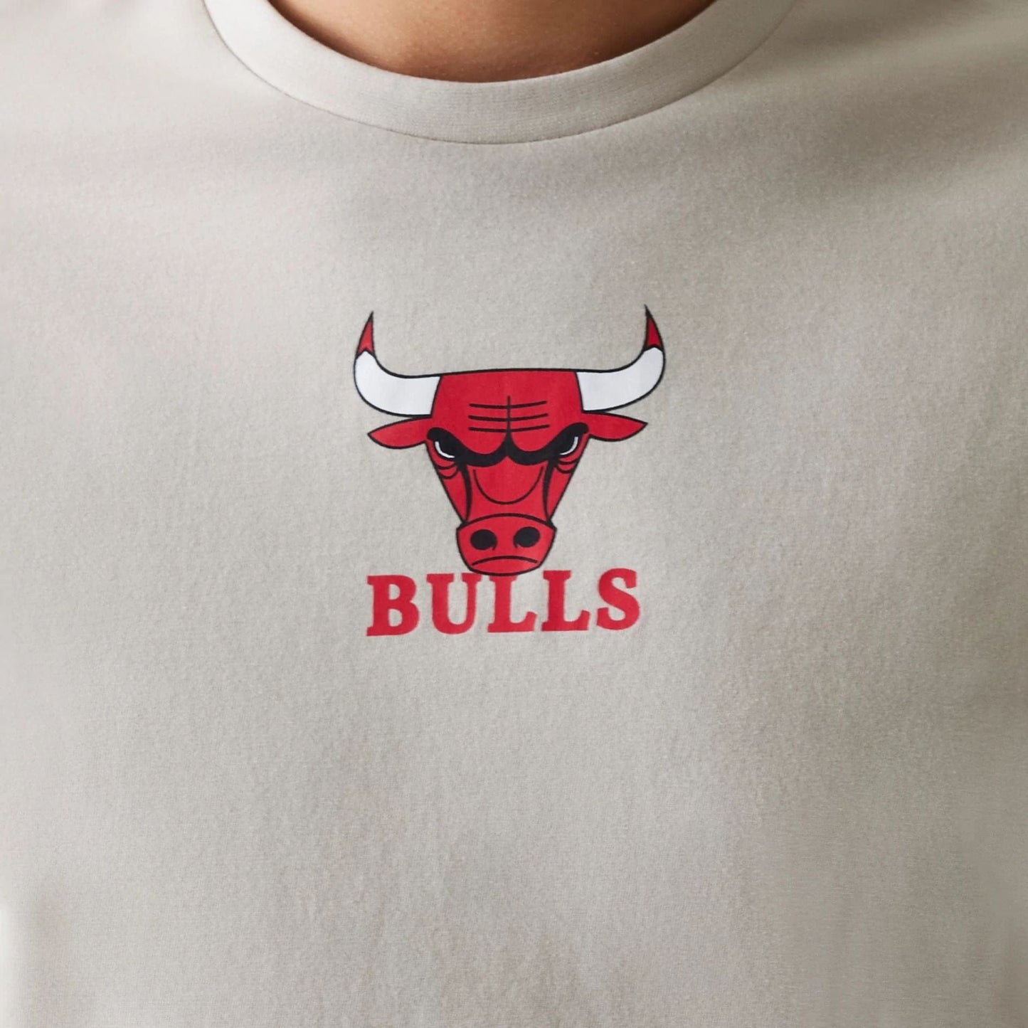 The Male model is wearing Chicago Bulls NBA Logo Cream T-Shirt 3