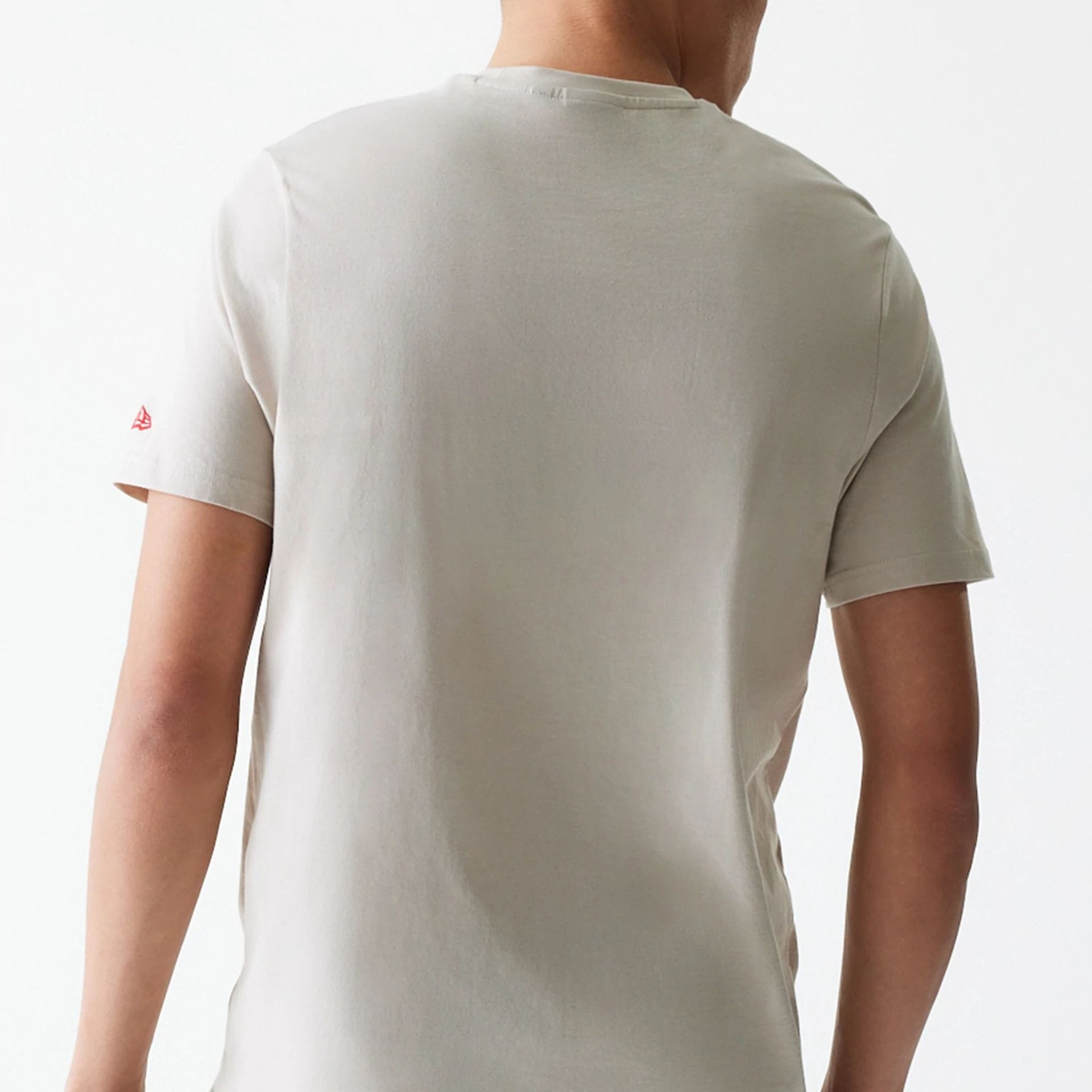 The Male model is wearing Chicago Bulls NBA Logo Cream T-Shirt 6