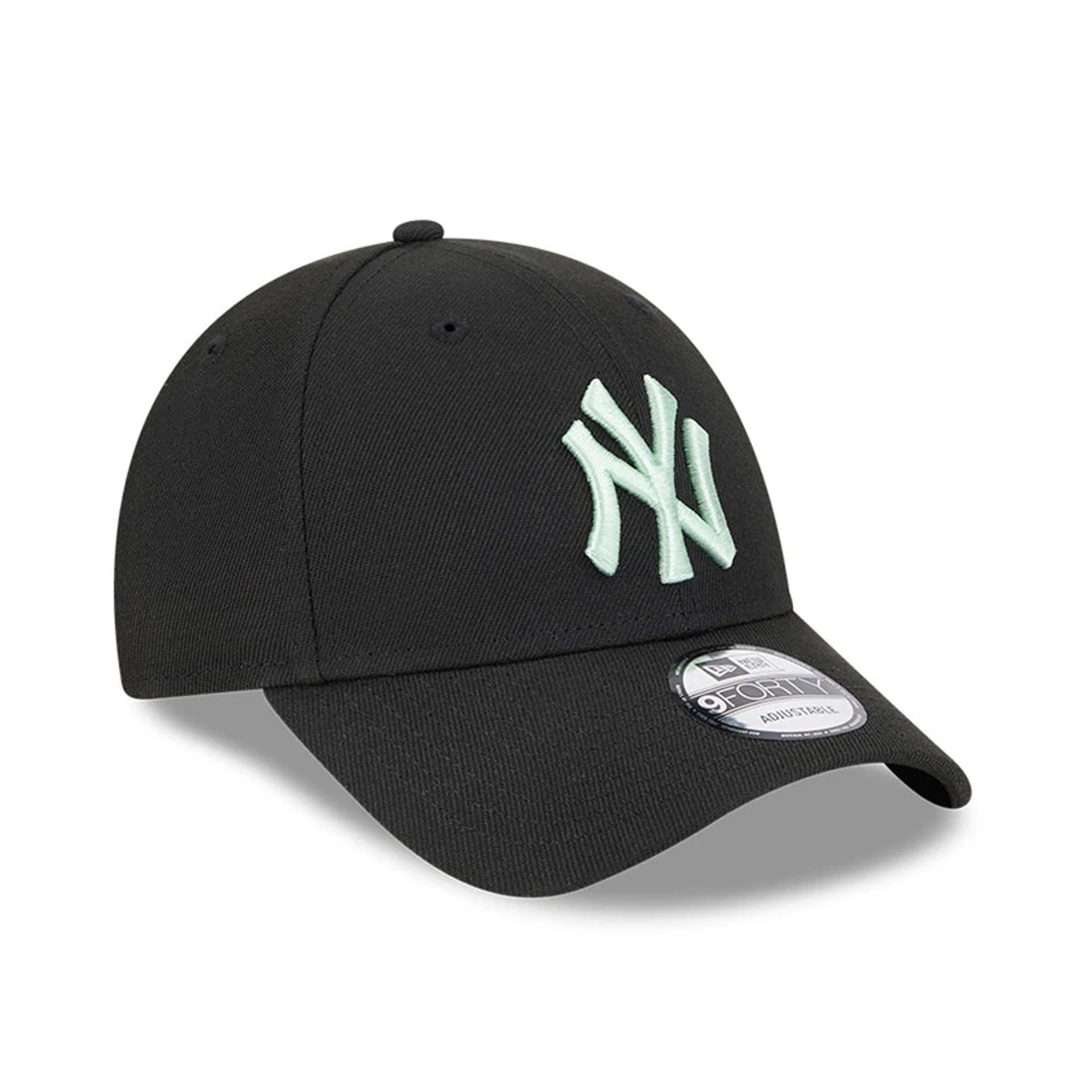 This is a New York Yankees Repreve® MLB Peppermint Black 9FORTY Adjustable Cap 3